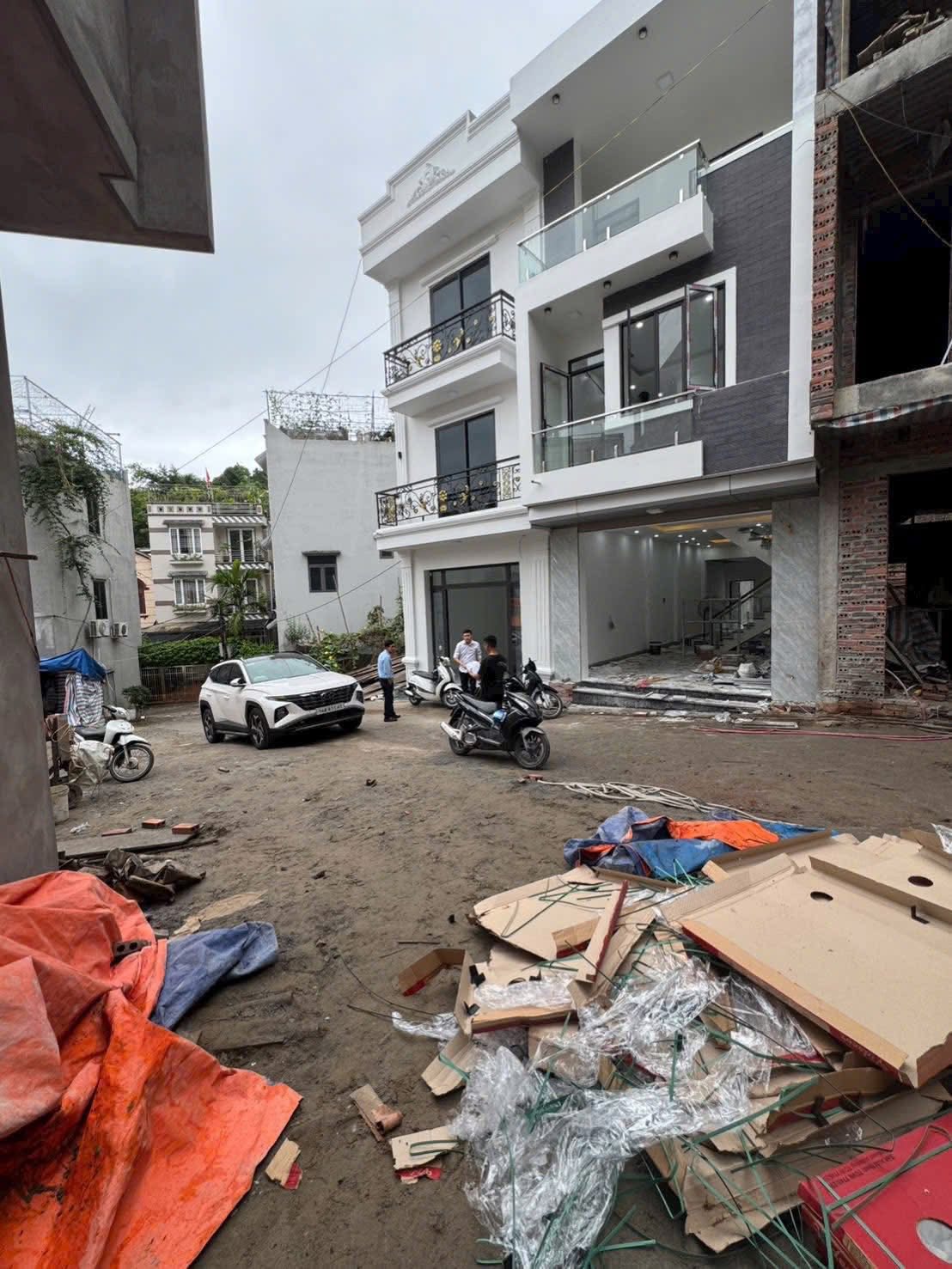 Bán Nhà 3 Tầng Ngõ 9 Bò Sính,P.Cao Thắng. DT:95m2 Oto Đỗ Cửa !!!