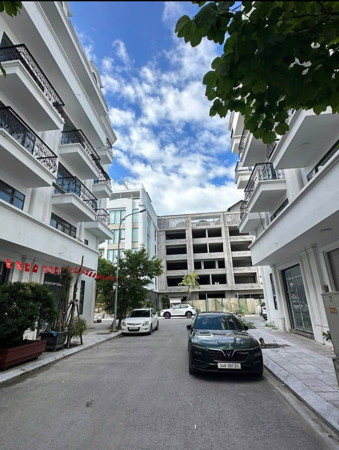 Bán Nhà 5.5 Tầng Xây Thô Cạnh Cây Xăng Cao Xanh. DT:67.5m2,MT:5m !!!