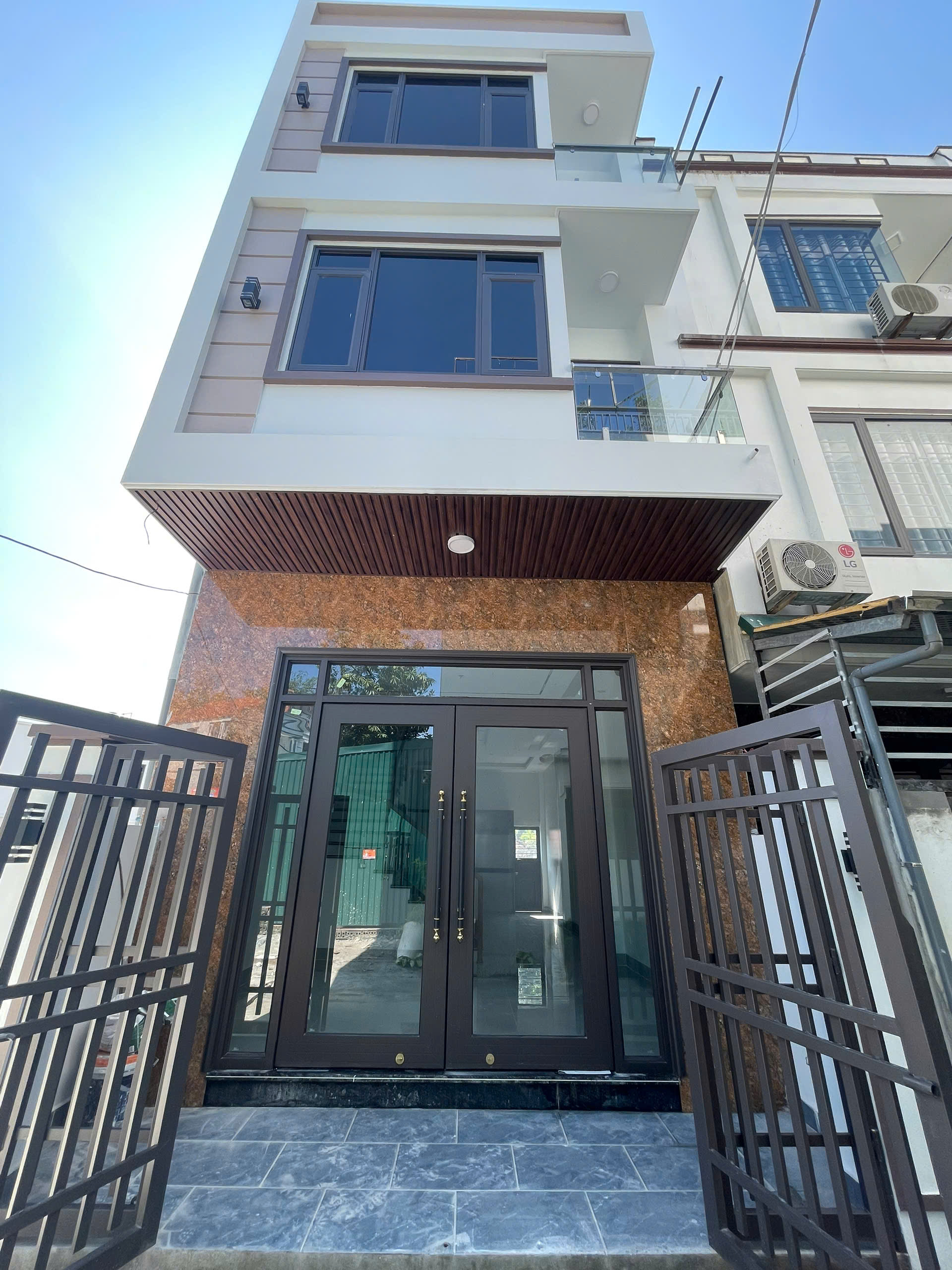 Bán Nhà 3.5 Tầng Ngõ 14 Cao Thắng. DT:54m2,MT:4.5m. Oto Đỗ Cửa !!!