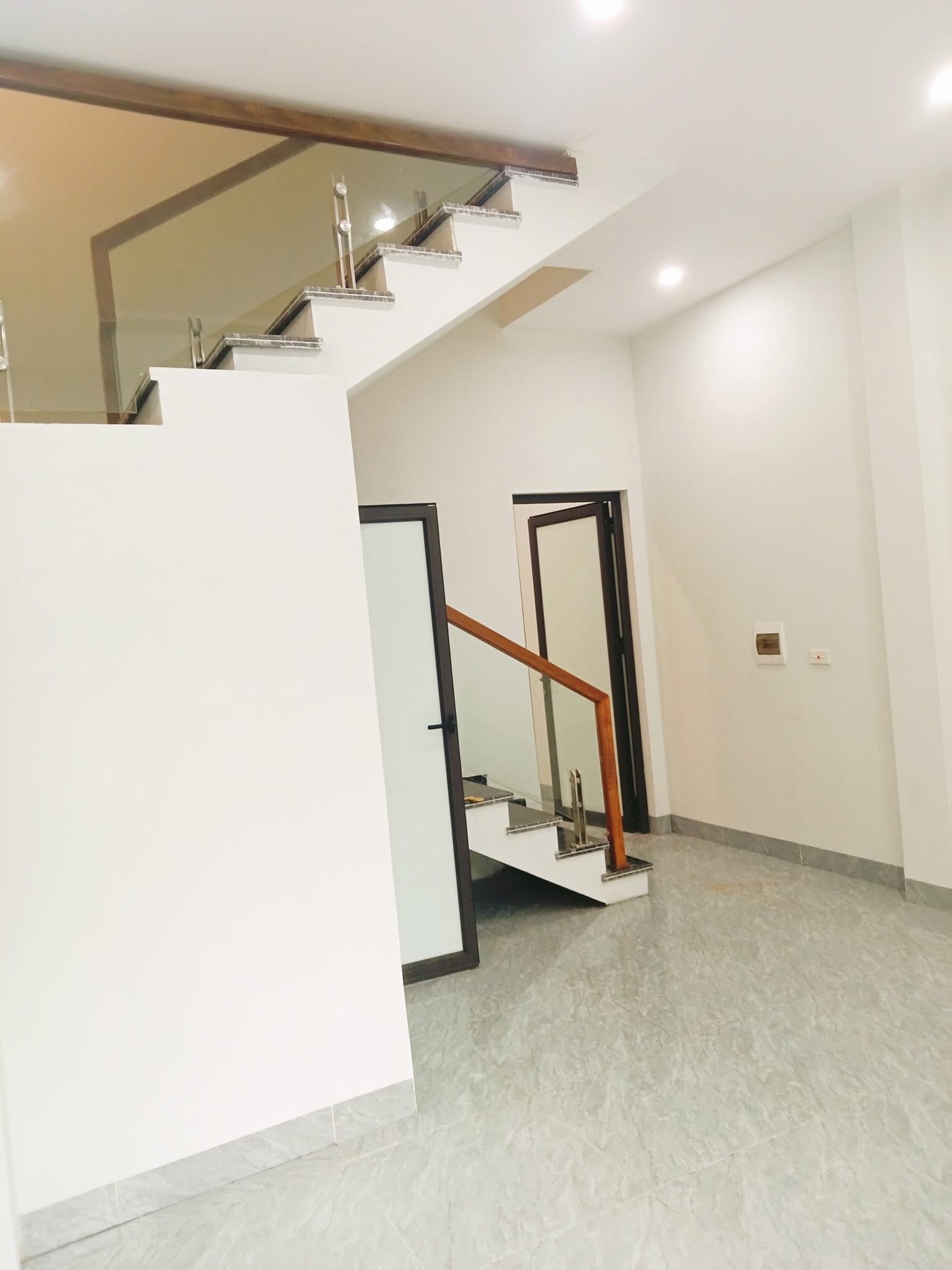 Bán Nhà 3 Tầng Ngõ 20 Cao Xanh. DT:50m2 Oto Tận Nơi Giá Rẻ !!!