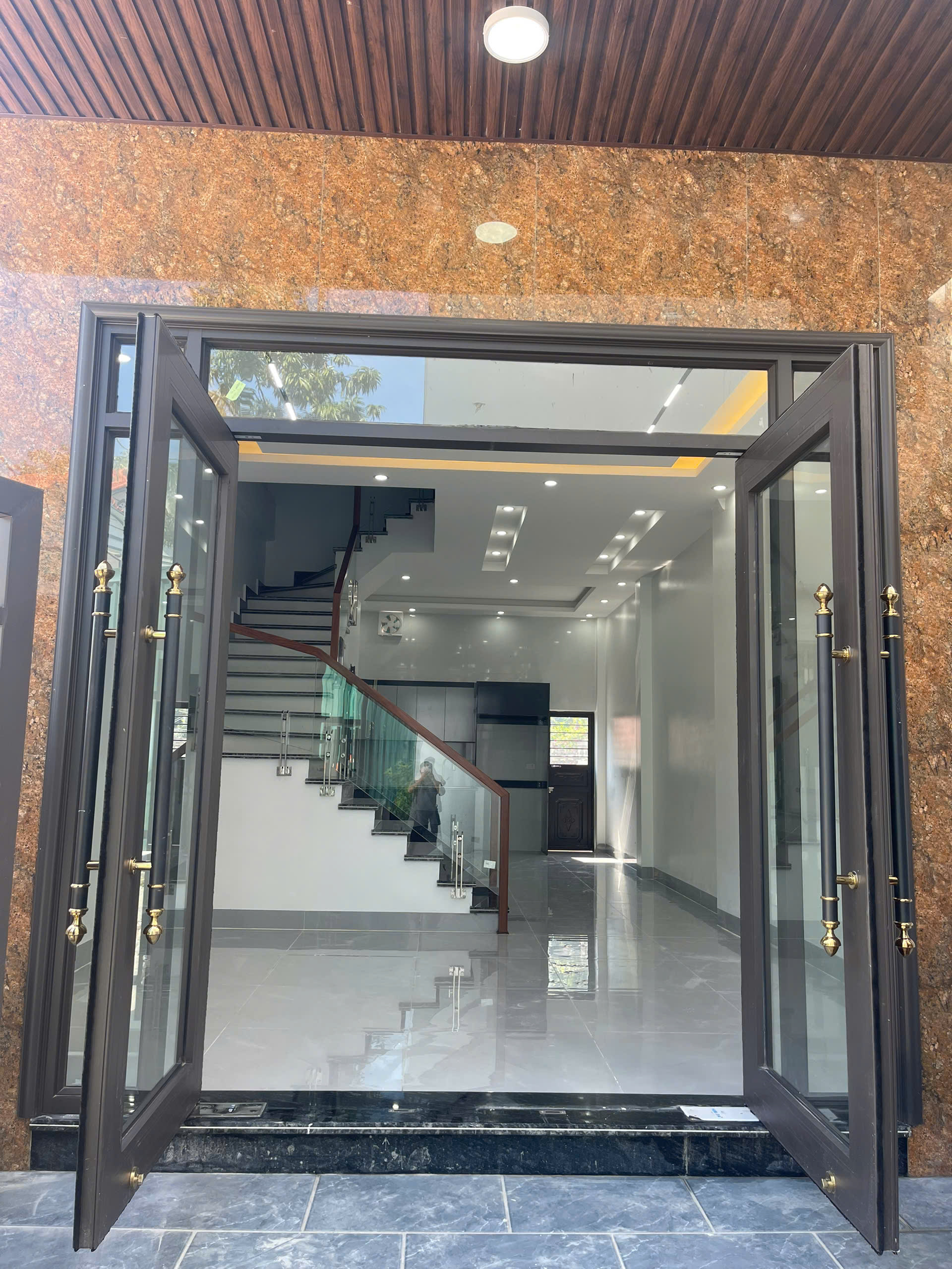 Bán Nhà 3.5 Tầng Ngõ 14 Cao Thắng. DT:54m2,MT:4.5m. Oto Đỗ Cửa !!!