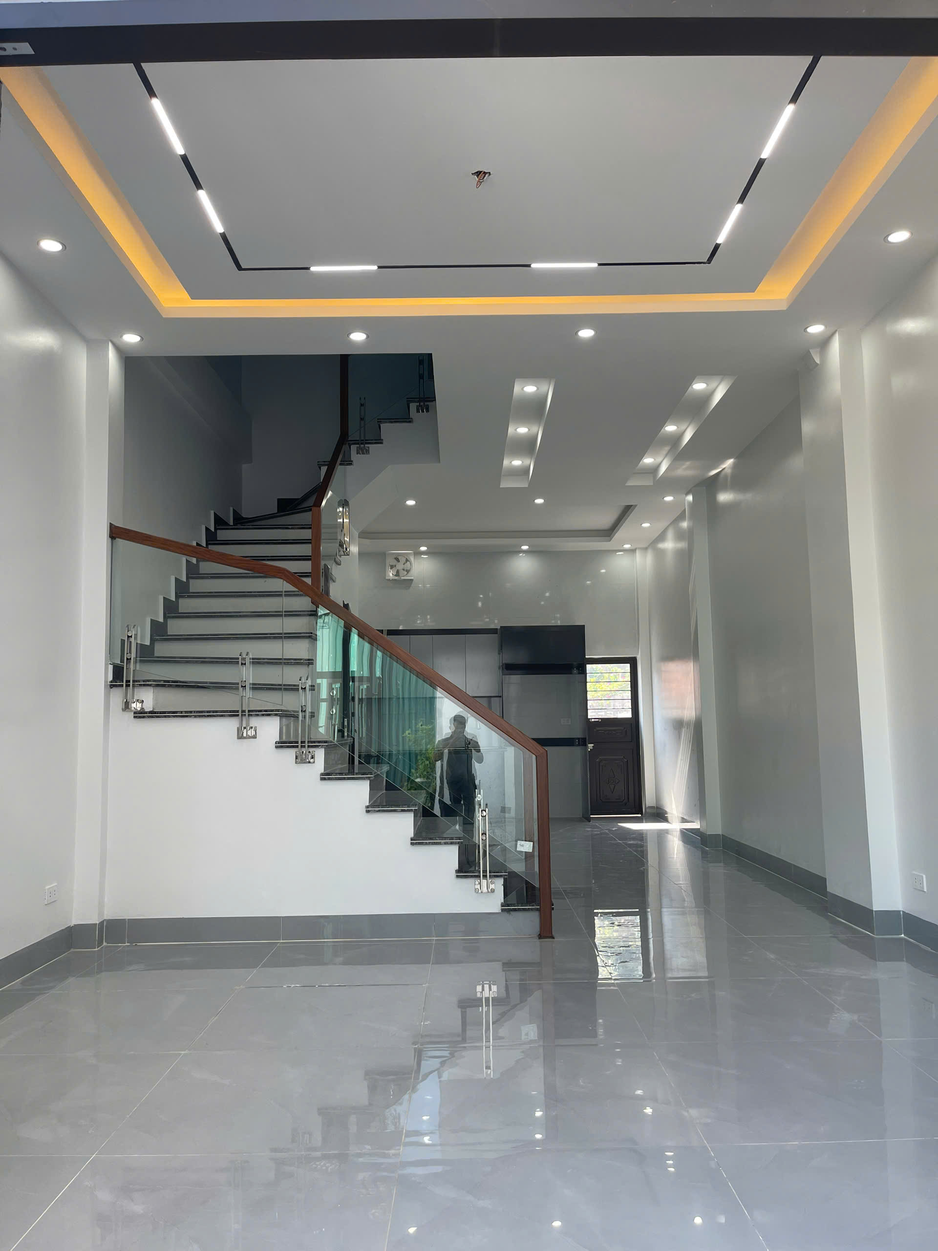 Bán Nhà 3.5 Tầng Ngõ 14 Cao Thắng. DT:54m2,MT:4.5m. Oto Đỗ Cửa !!!