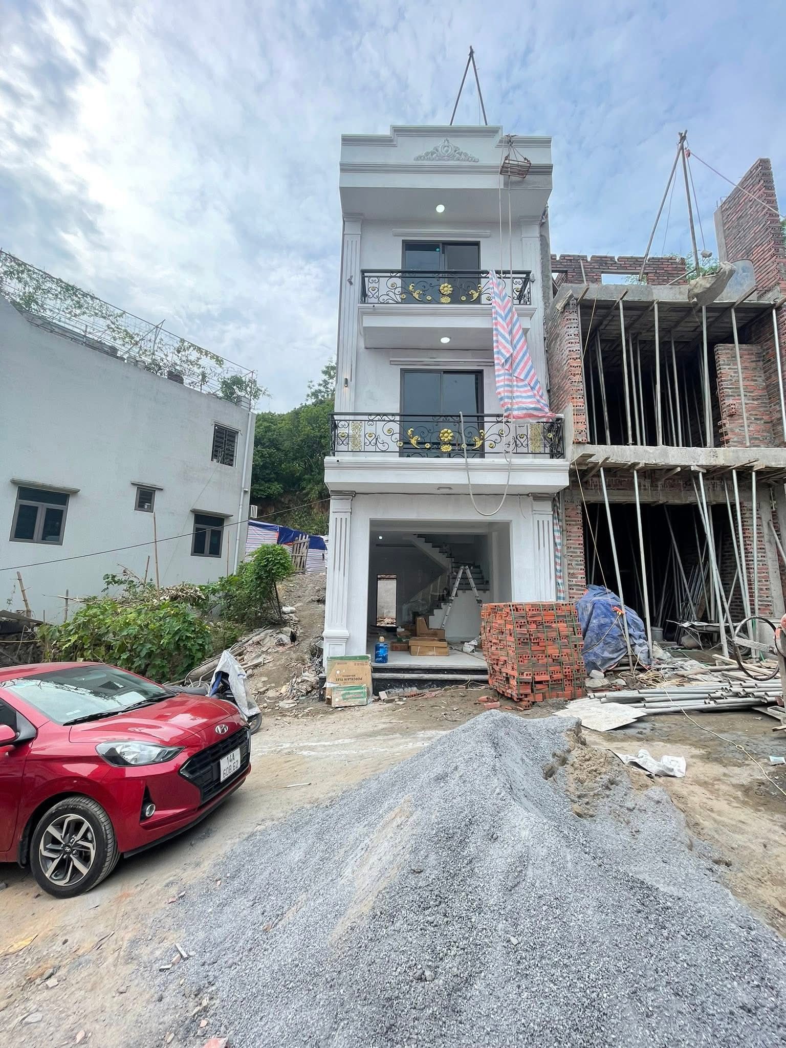 Bán Nhà 3 Tầng Ngõ 9 Bò Sính,P.Cao Thắng. DT:95m2 Oto Đỗ Cửa !!!