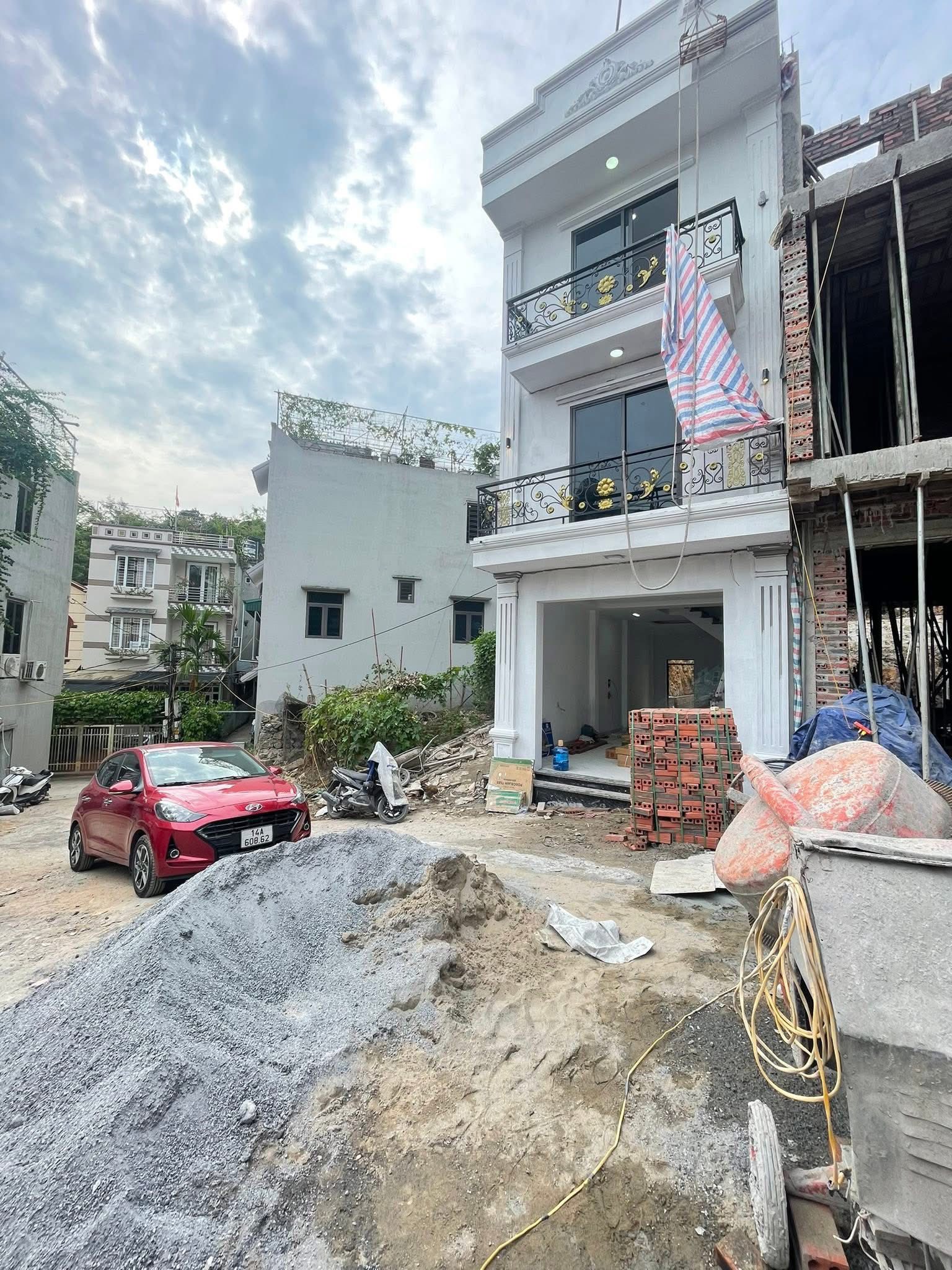 Bán Nhà 3 Tầng Ngõ 9 Bò Sính,P.Cao Thắng. DT:95m2 Oto Đỗ Cửa !!!