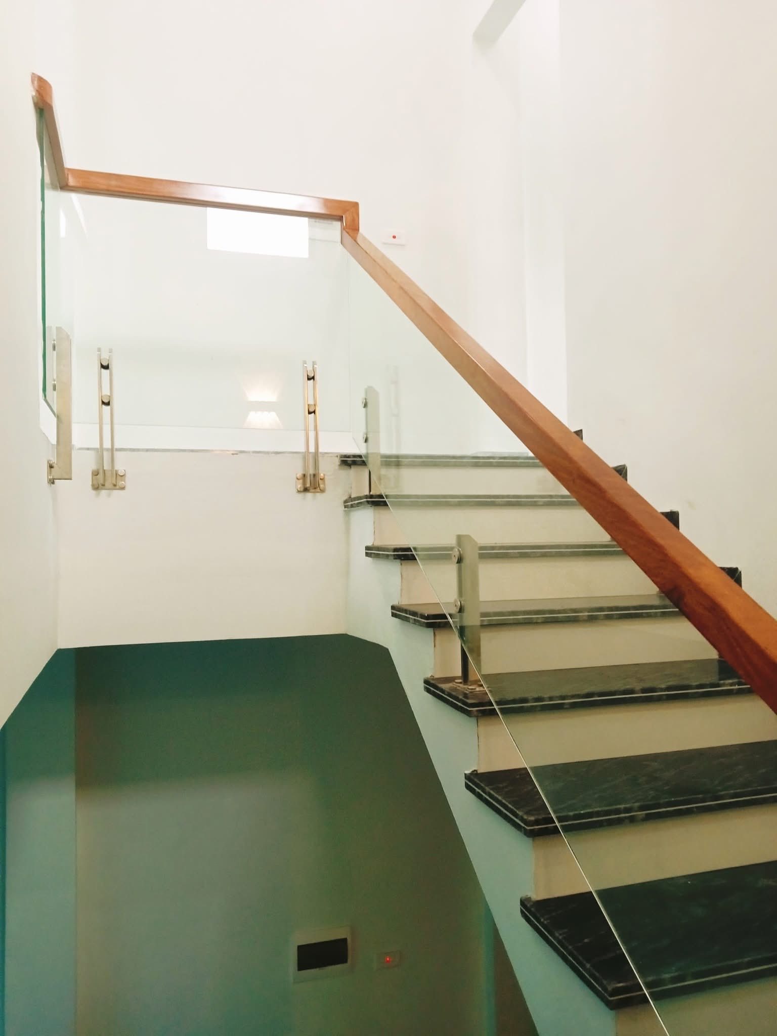 Bán Nhà 3 Tầng Ngõ 20 Cao Xanh. DT:50m2 Oto Tận Nơi Giá Rẻ !!!