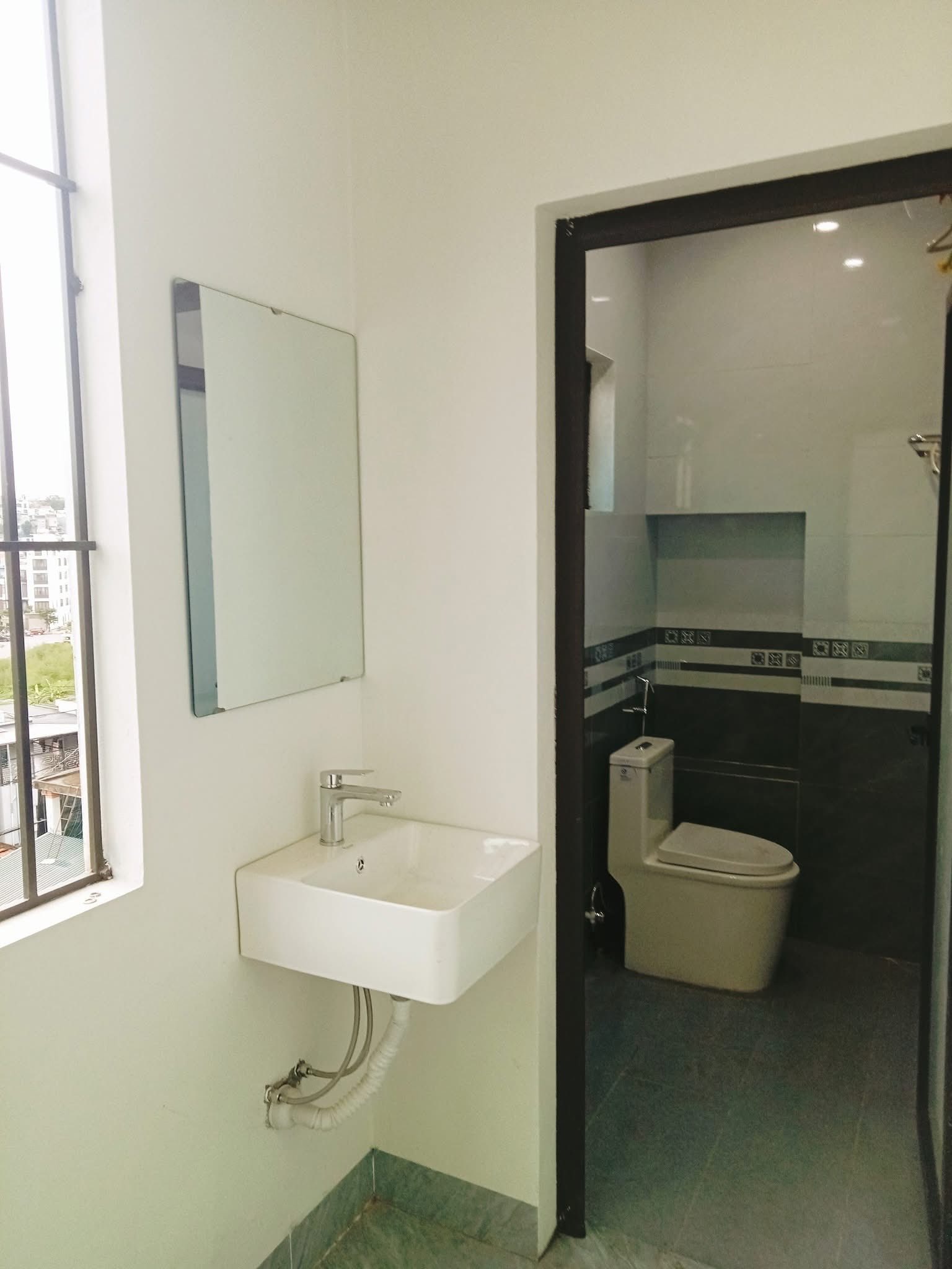 Bán Nhà 3 Tầng Ngõ 20 Cao Xanh. DT:50m2 Oto Tận Nơi Giá Rẻ !!!