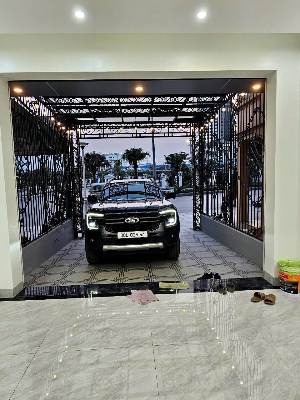 Bán Nhà 5 Tầng Mặt Đường Nguyễn Văn Cừ Cột 8. DT:75m2,MT:4.7m !!!