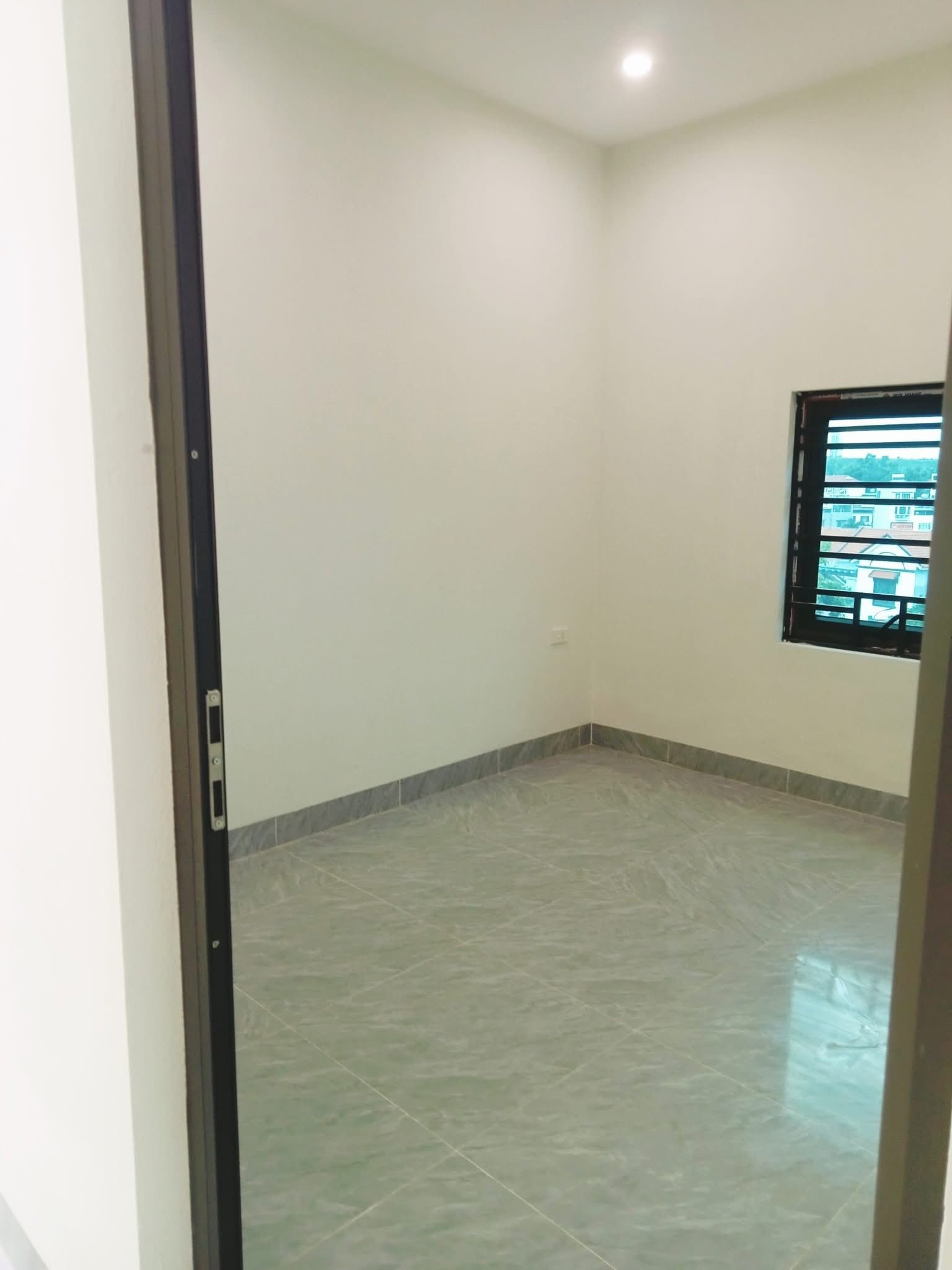 Bán Nhà 3 Tầng Ngõ 20 Cao Xanh. DT:50m2 Oto Tận Nơi Giá Rẻ !!!