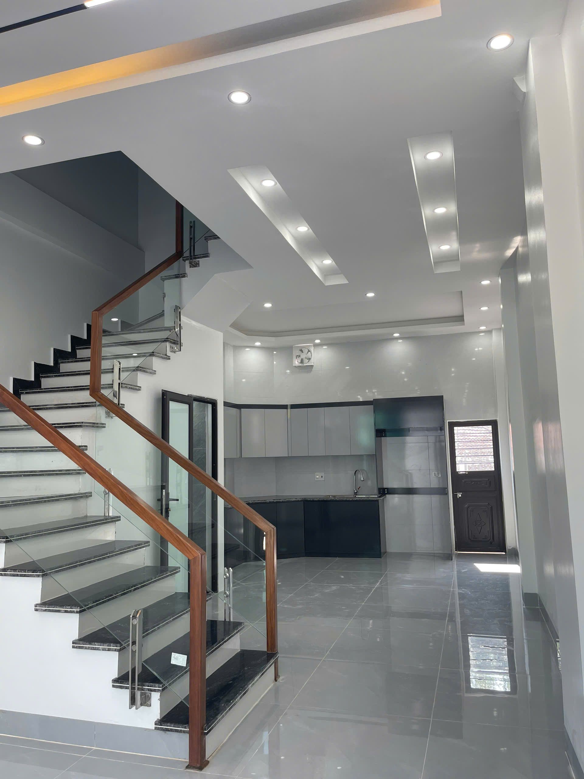 Bán Nhà 3.5 Tầng Ngõ 14 Cao Thắng. DT:54m2,MT:4.5m. Oto Đỗ Cửa !!!