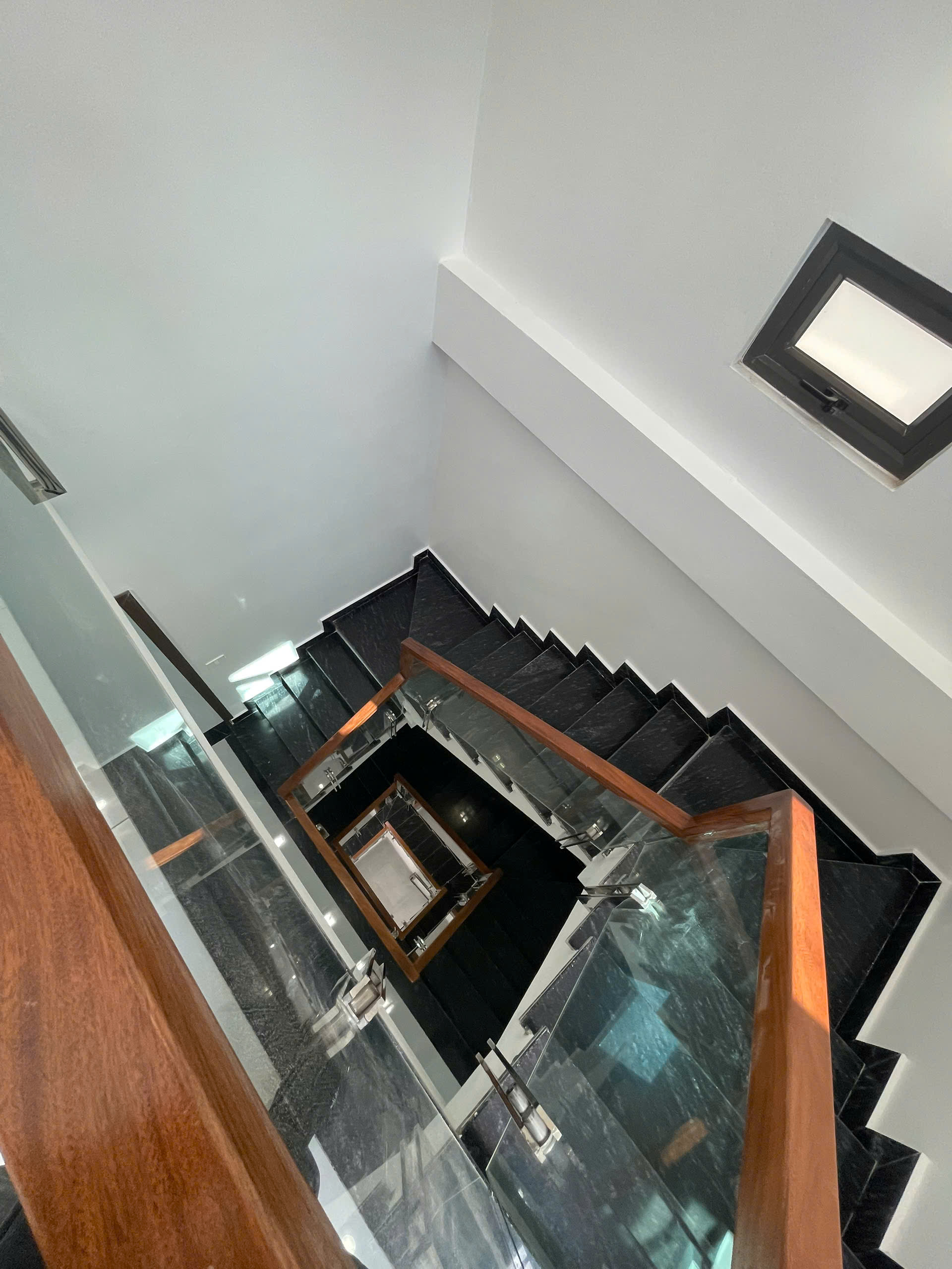 Bán Nhà 3.5 Tầng Ngõ 14 Cao Thắng. DT:54m2,MT:4.5m. Oto Đỗ Cửa !!!