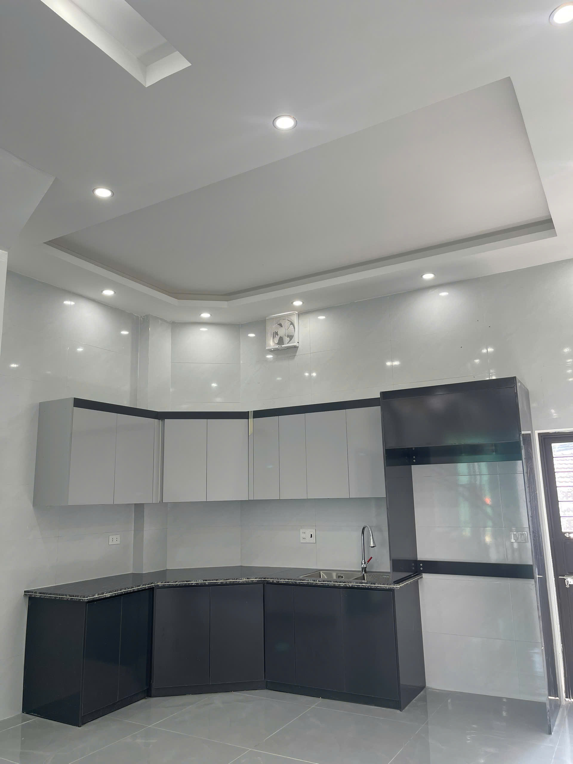 Bán Nhà 3.5 Tầng Ngõ 14 Cao Thắng. DT:54m2,MT:4.5m. Oto Đỗ Cửa !!!