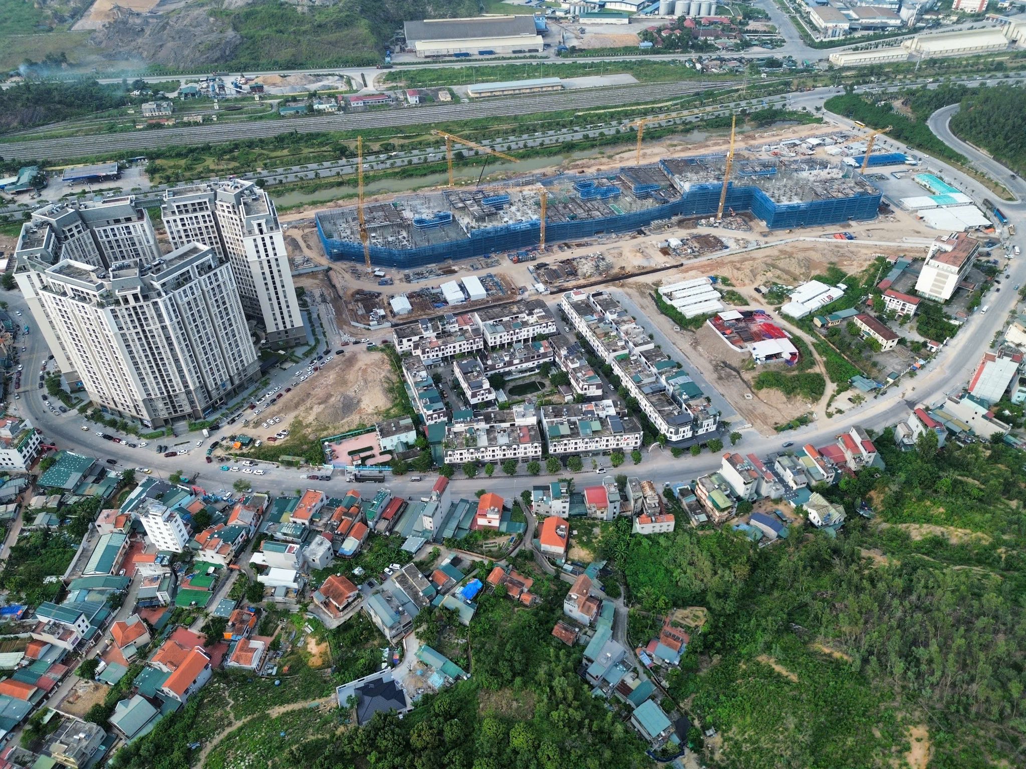 Bán Nhà 3.5 Tầng Mặt Đường Chính Dự Án AoeMall Cái Lân. DT:70m2,MT:5m !!!