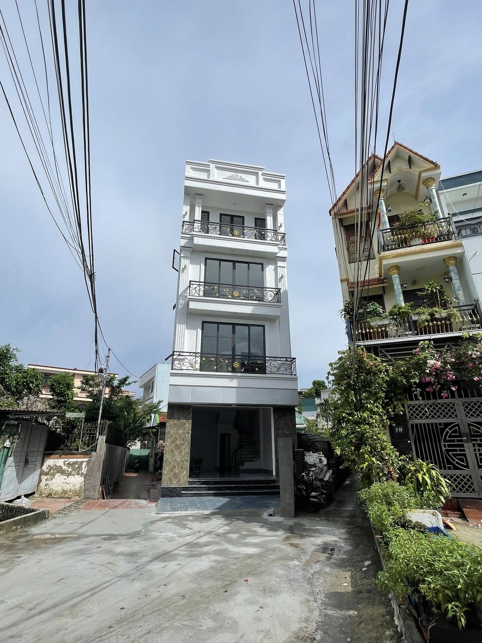 Bán Nhà 4 Tầng Ngõ 13 Cao Xanh. DT:55m2,MT:5.3m Ô Góc Oto Tránh Nhau !!!