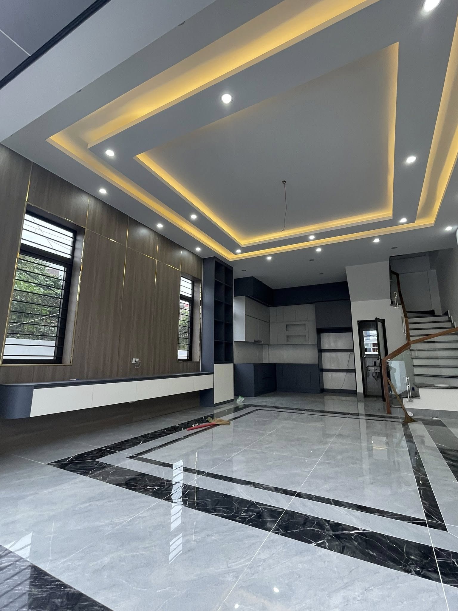 Bán Nhà 4 Tầng Ngõ 13 Cao Xanh. DT:55m2,MT:5.3m Ô Góc Oto Tránh Nhau !!!