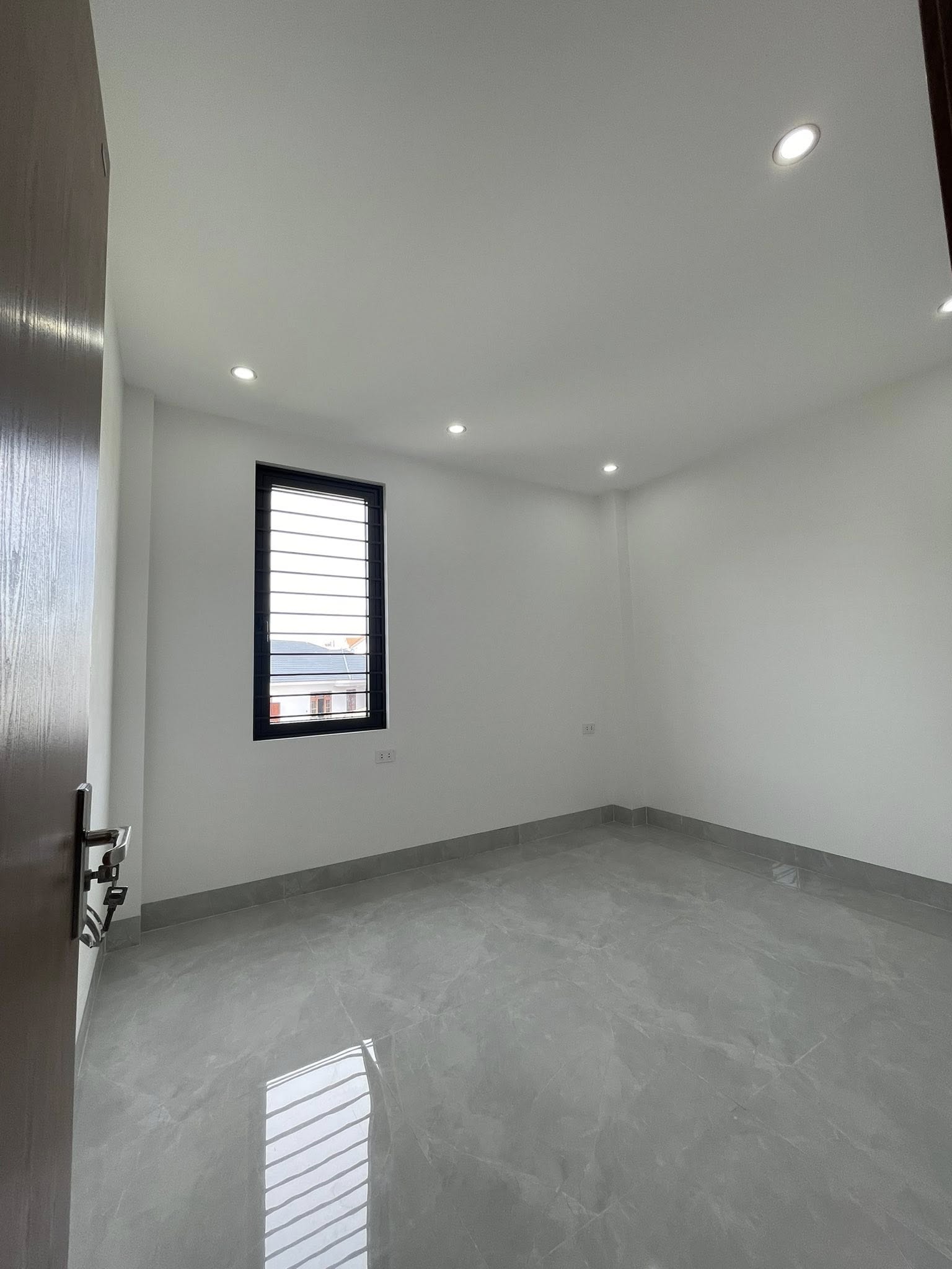 Bán Nhà 4 Tầng Ngõ 13 Cao Xanh. DT:55m2,MT:5.3m Ô Góc Oto Tránh Nhau !!!