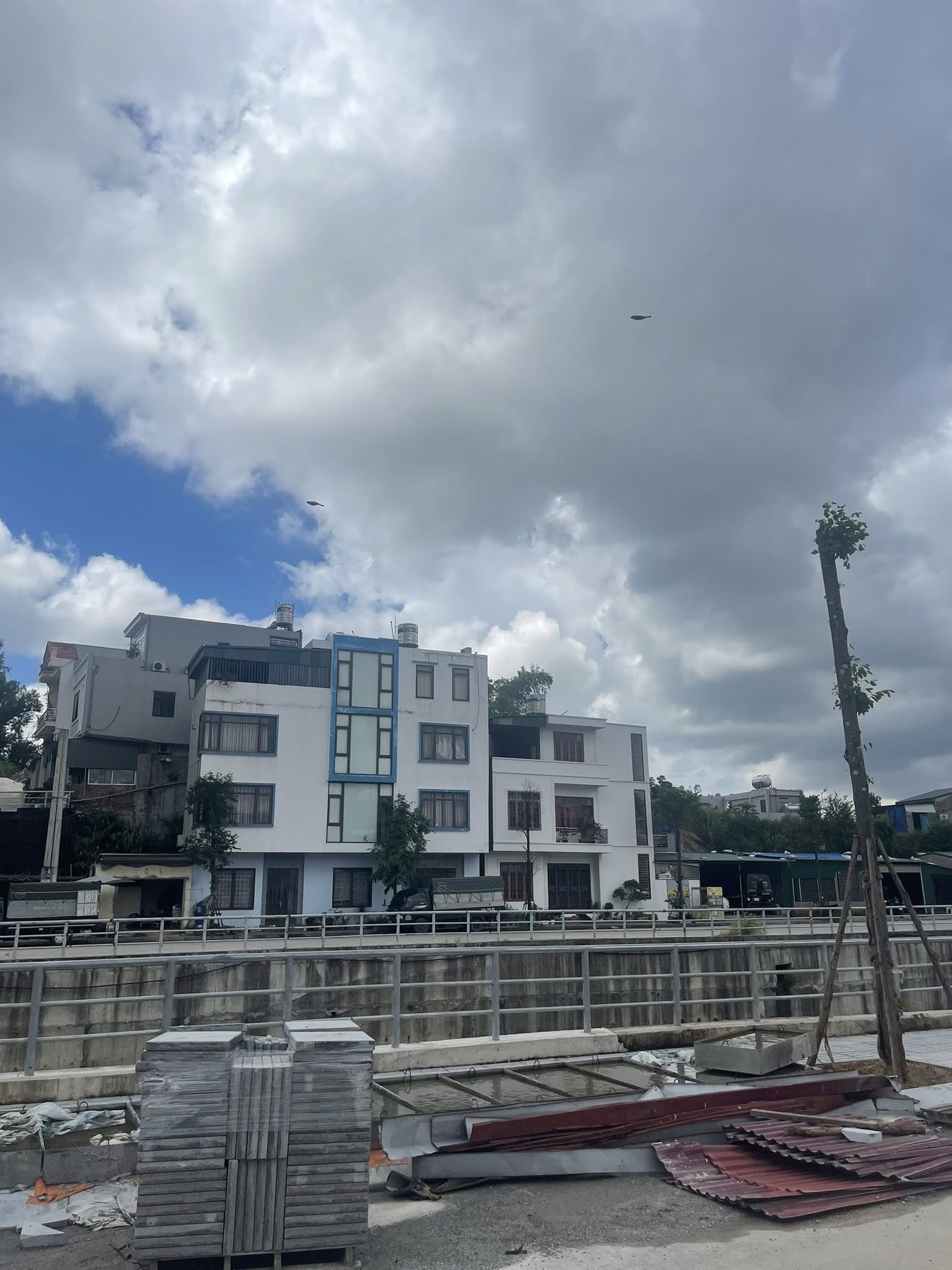 Bán Đất Ô Góc 3 Mặt Tiền Trục Chính Mặt Mương Hà Lầm. DT:48.3m2 !!!