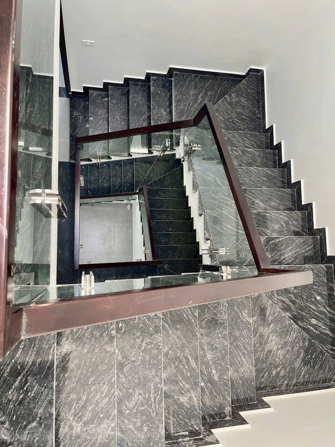 Bán Nhà 3 Tầng Ngõ Bà Mít Hà Trung. DT: 70m2,MT:5m. 2 Oto Tránh Nhau !!!