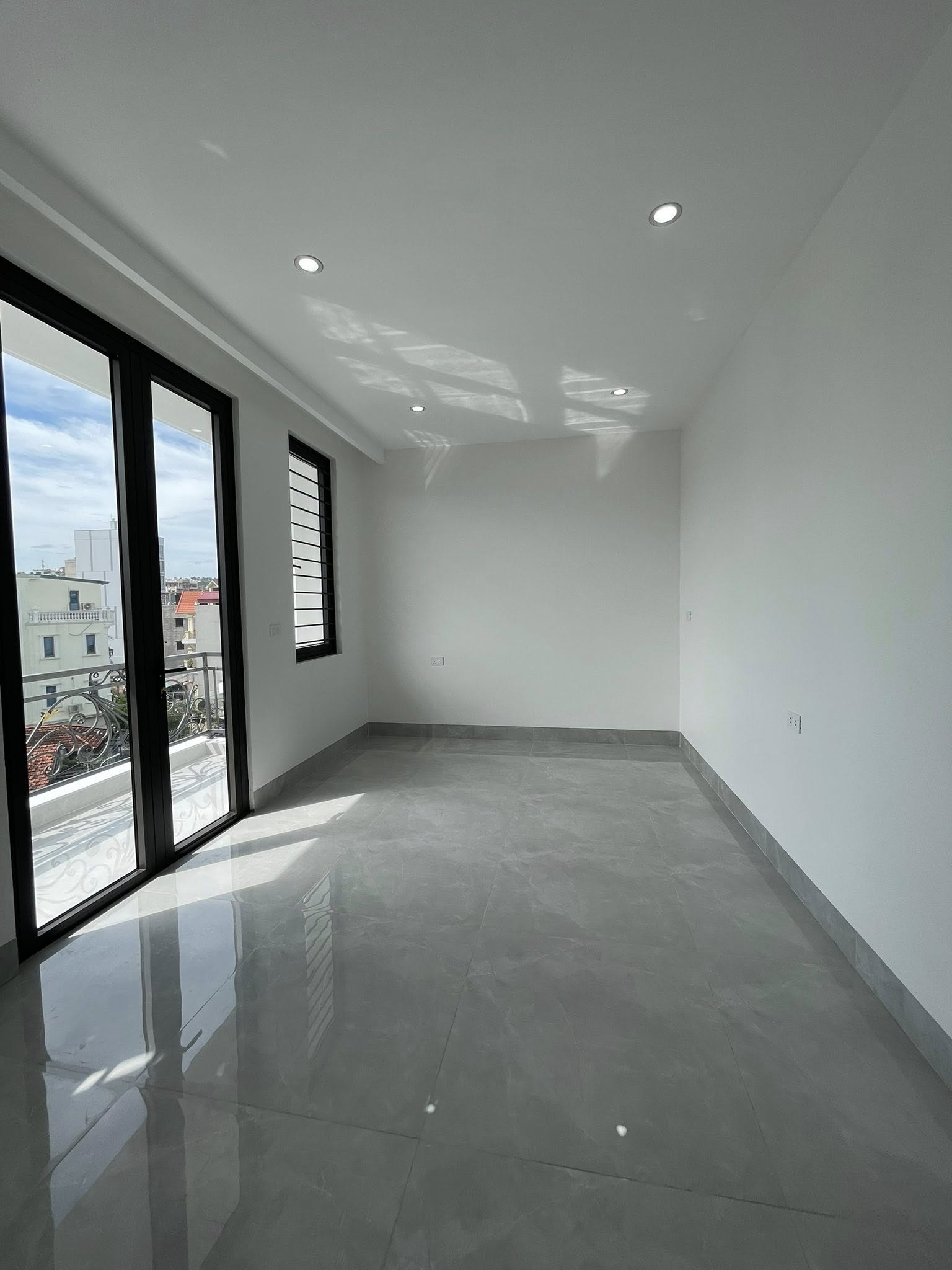 Bán Nhà 4 Tầng Ngõ 13 Cao Xanh. DT:55m2,MT:5.3m Ô Góc Oto Tránh Nhau !!!