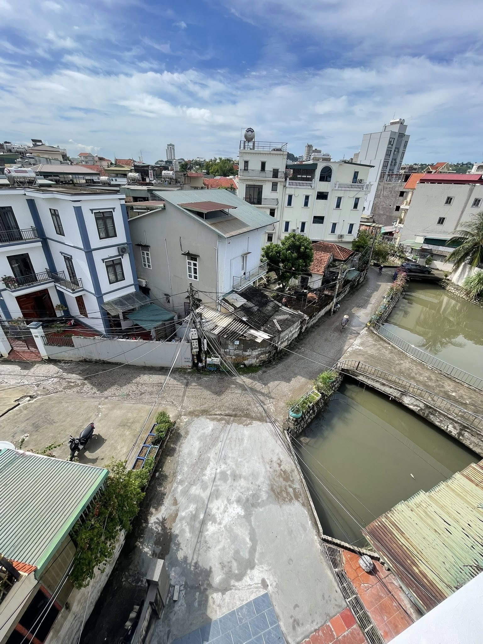 Bán Nhà 4 Tầng Ngõ 13 Cao Xanh. DT:55m2,MT:5.3m Ô Góc Oto Tránh Nhau !!!