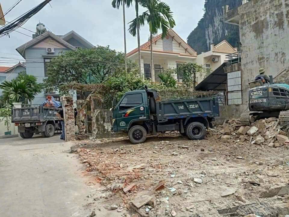 Bán Đất Ô Góc 3 Mặt Tiền Cột 8 Đường Oto Đỗ Cửa. DT:54m2,MT:6m !!!