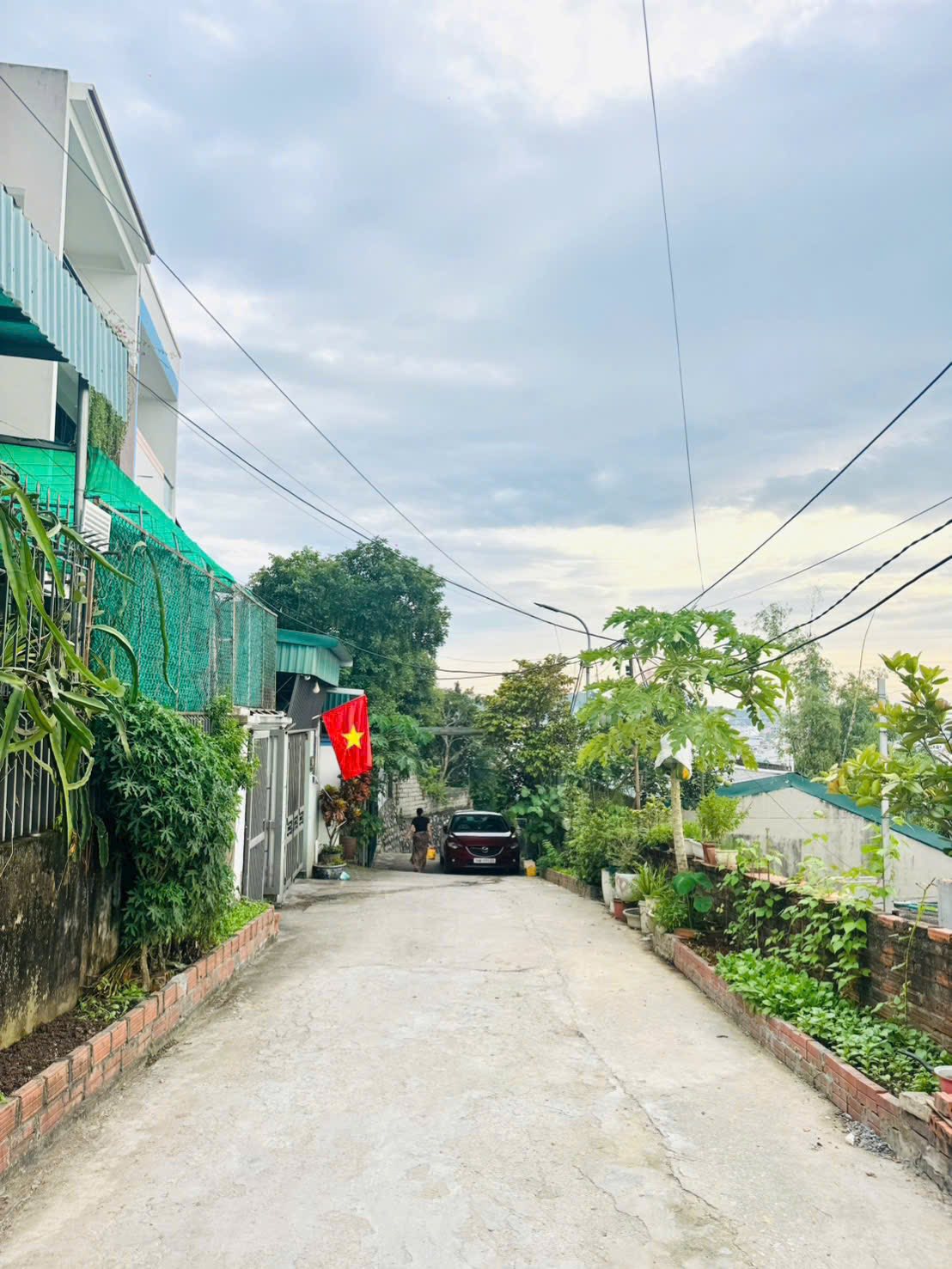 Bán Đất Tặng Nhà 2 Phòng Ngủ Ngõ 28 Cao Xanh. Oto Đỗ Cửa !!!