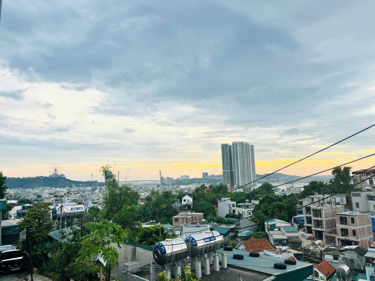 Bán Đất Tặng Nhà 2 Phòng Ngủ Ngõ 28 Cao Xanh. Oto Đỗ Cửa !!!