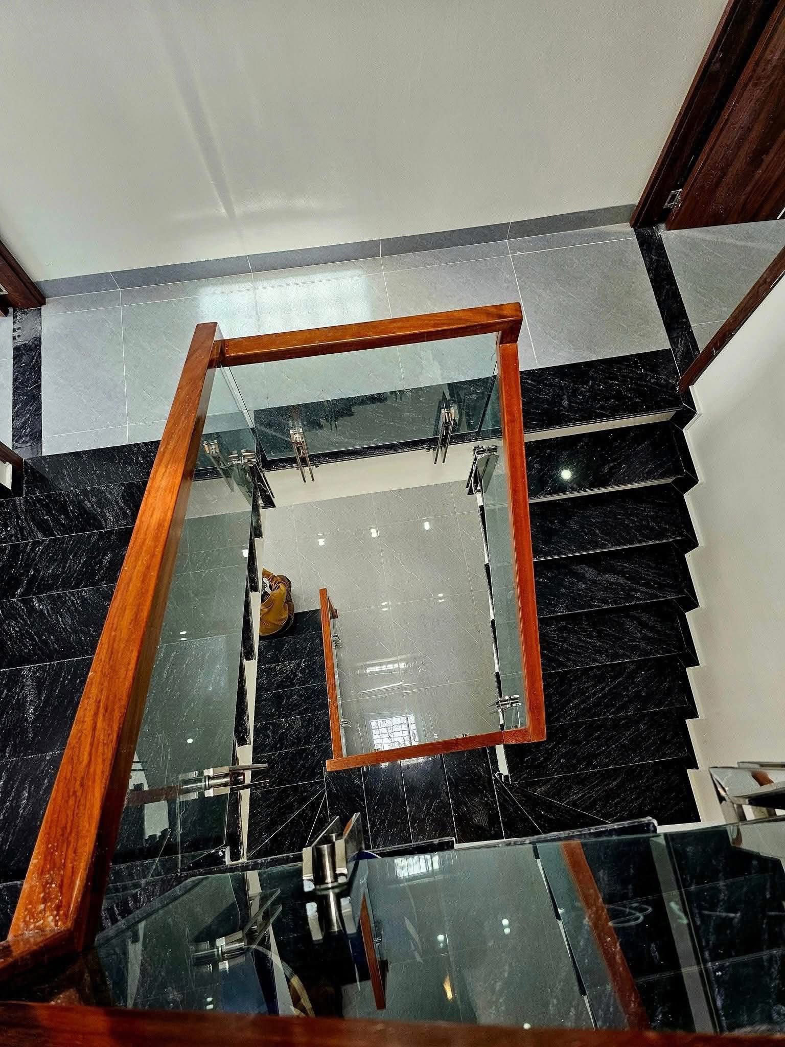 Bán Nhà 3 Tầng Sau Nhà Báo In Cột 5. DT:70m2,MT:5m. Oto nhỏ đỗ cửa !!!