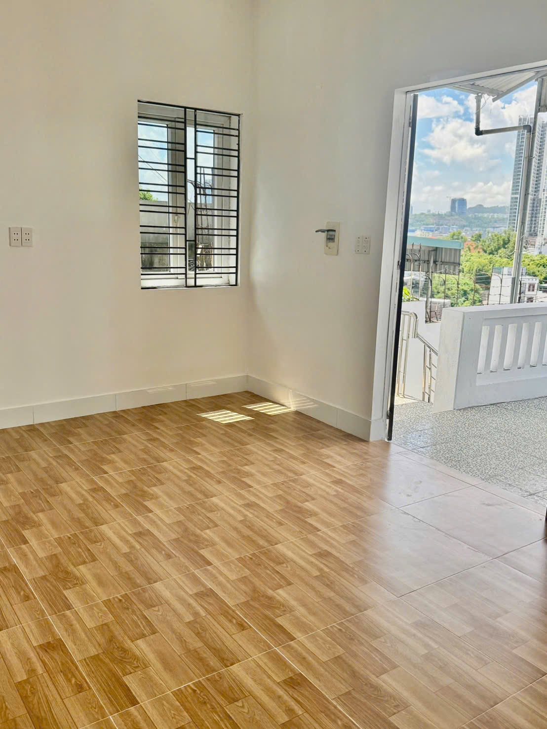 Bán Đất Tặng Nhà 2 Phòng Ngủ Ngõ 28 Cao Xanh. Oto Đỗ Cửa !!!