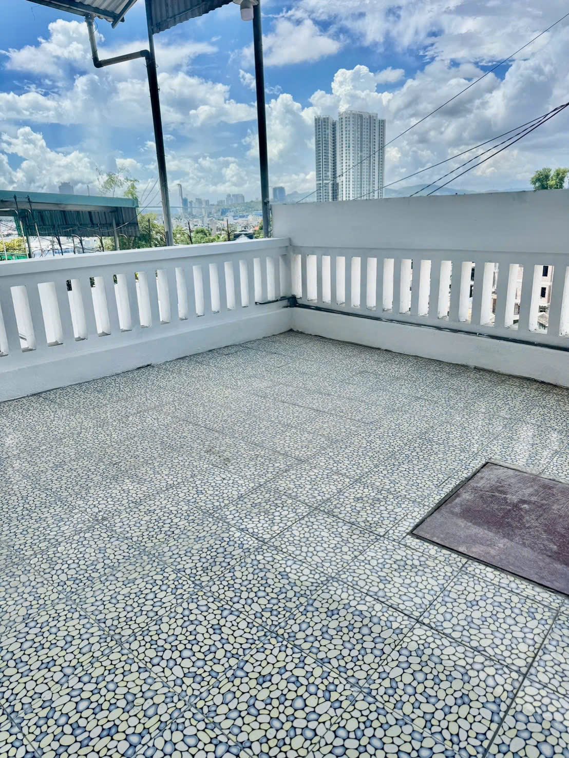 Bán Đất Tặng Nhà 2 Phòng Ngủ Ngõ 28 Cao Xanh. Oto Đỗ Cửa !!!