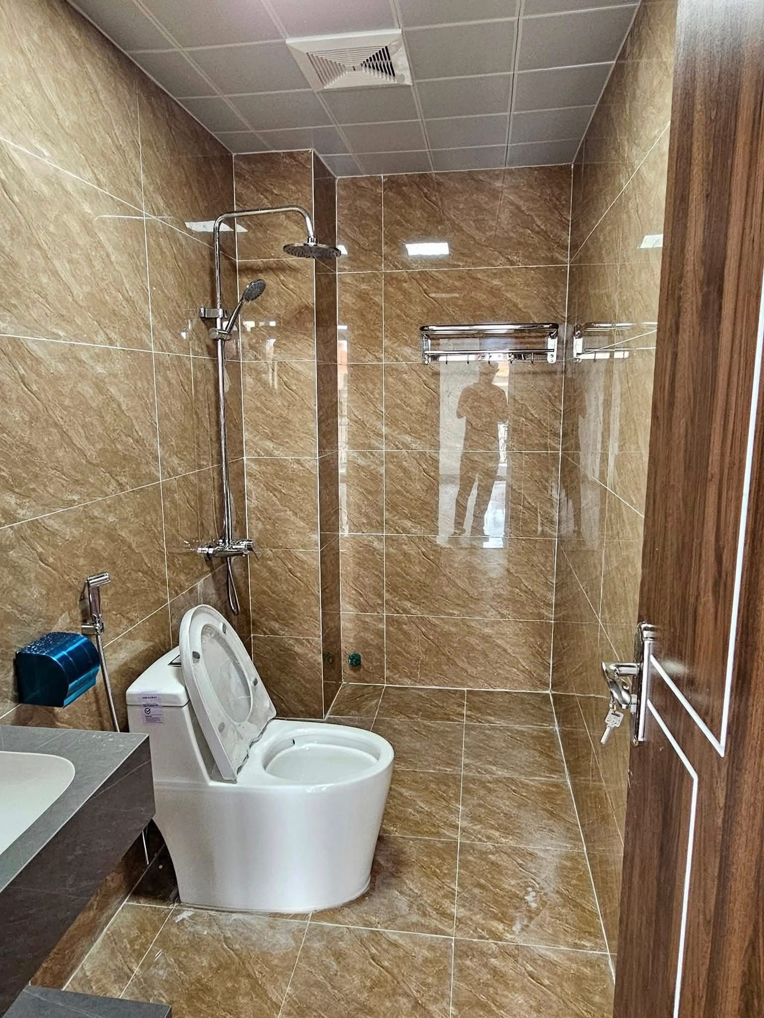Bán Nhà 3 Tầng Sau Nhà Báo In Cột 5. DT:70m2,MT:5m. Oto nhỏ đỗ cửa !!!