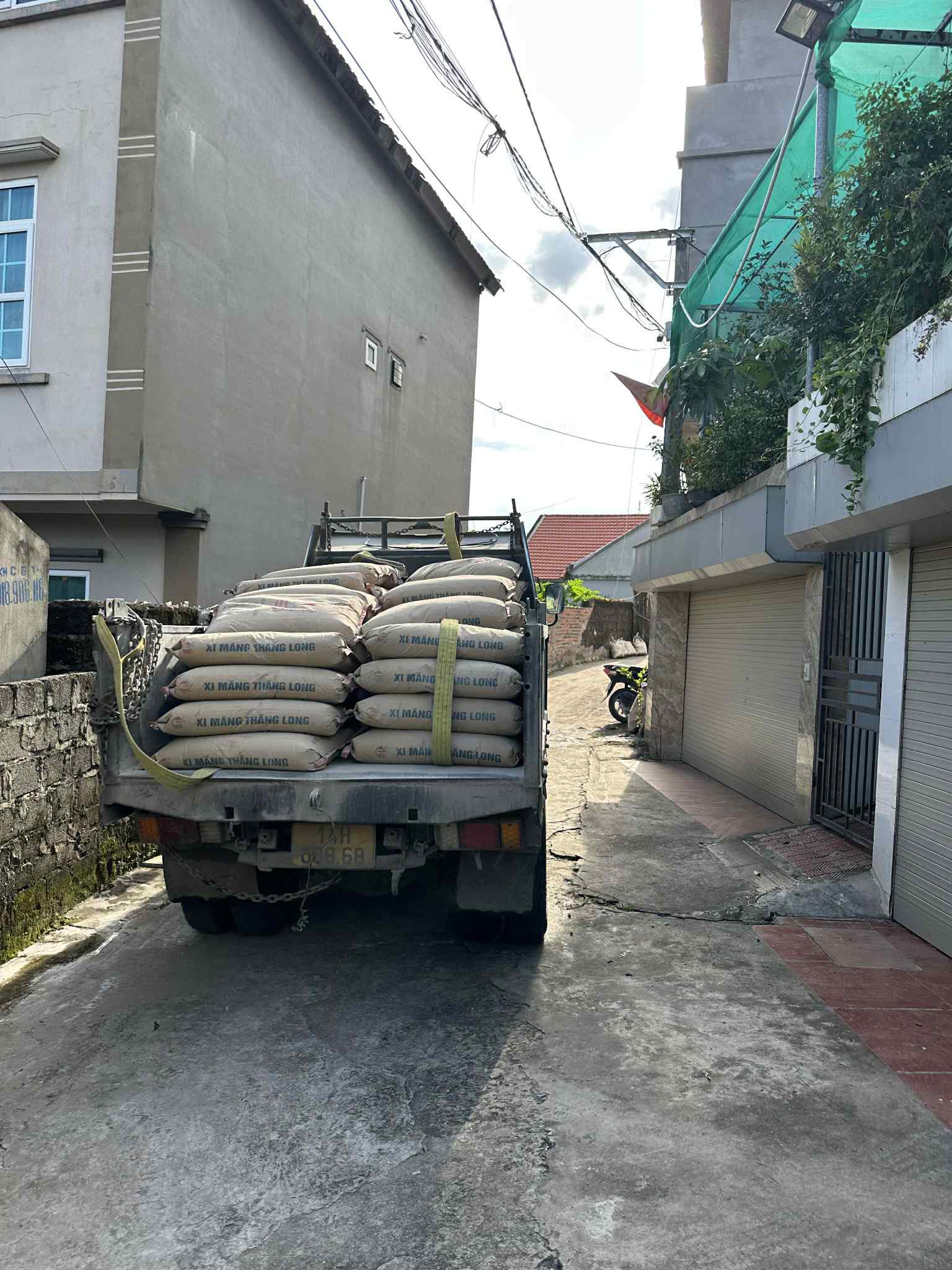 Bán Nhà 3 Tầng Cột 8,P.Hồng Hà. DT:66m2 Oto Đỗ Cửa Giá Rẻ !!!