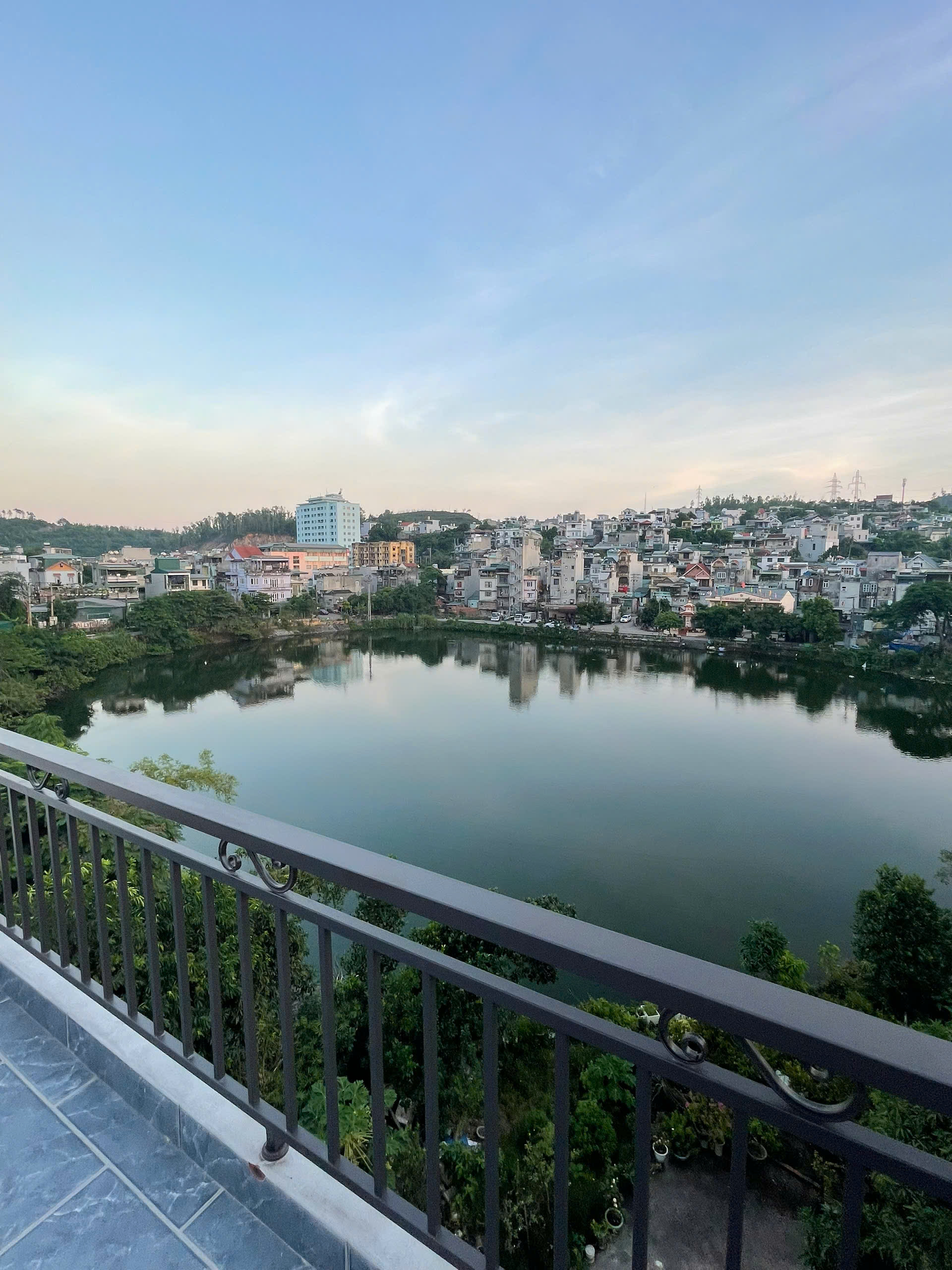 Bán Nhà 3.5 Tầng Moong Y Tế Hà Lầm. DT:58m2,MT:5m.Oto Tránh Nhau !!!