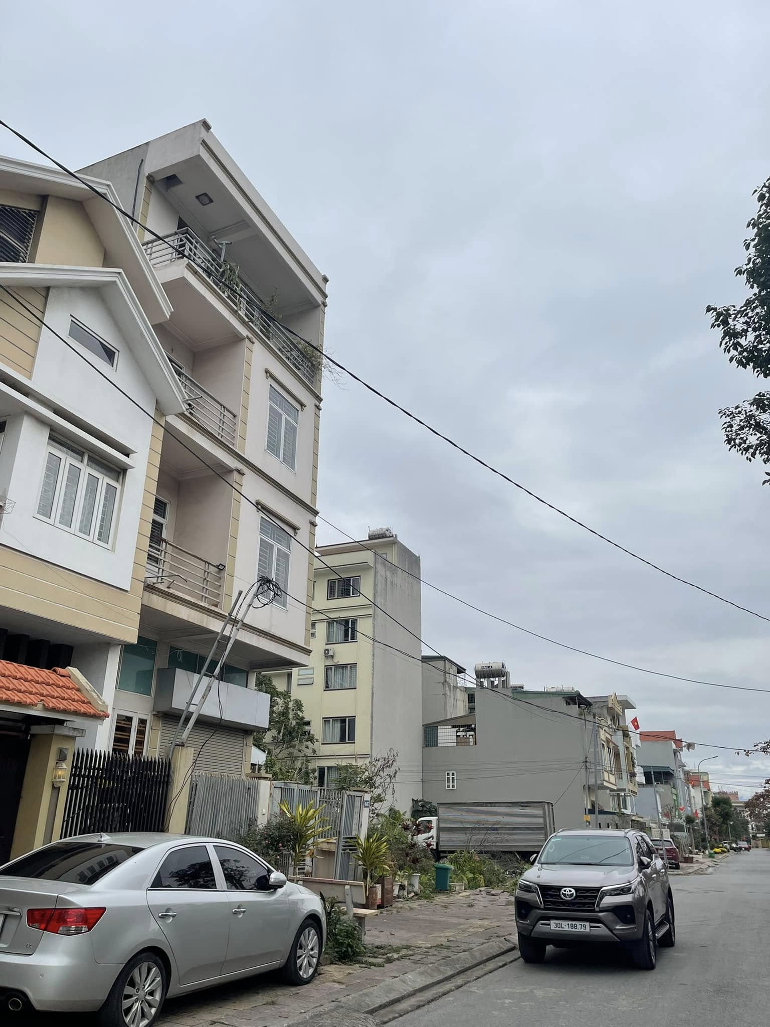 Bán Lô B17 ô 40 KĐT Cao Xanh Hà Khánh A. DT:90m2,MT:6m.H:Đông Nam !!!