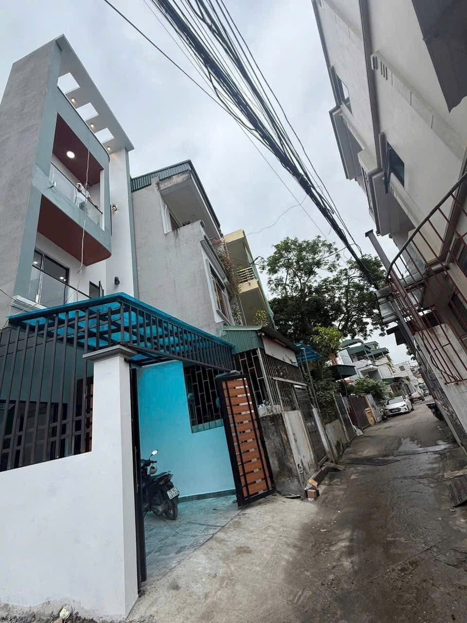 Bán Nhà Ô Góc 3 Tầng Ngõ 20 Cao Xanh. DT:80m2 Full Nội Thất !!!