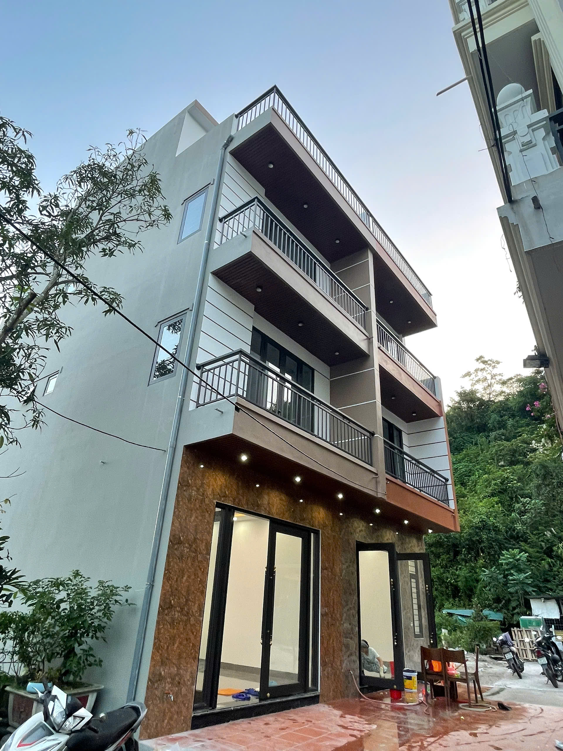 Bán Nhà 3.5 Tầng Moong Y Tế Hà Lầm. DT:58m2,MT:5m.Oto Tránh Nhau !!!