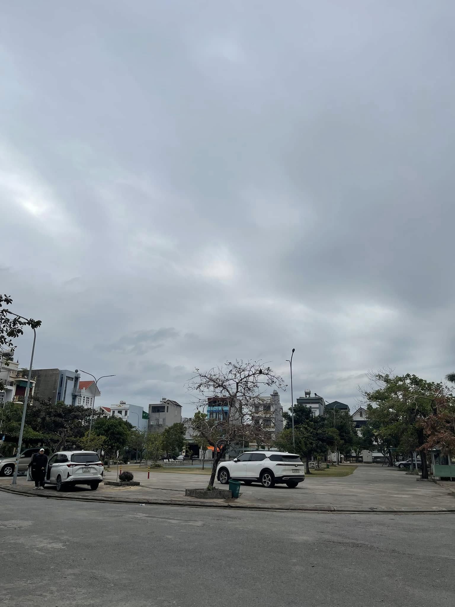 Bán Lô B17 ô 40 KĐT Cao Xanh Hà Khánh A. DT:90m2,MT:6m.H:Đông Nam !!!