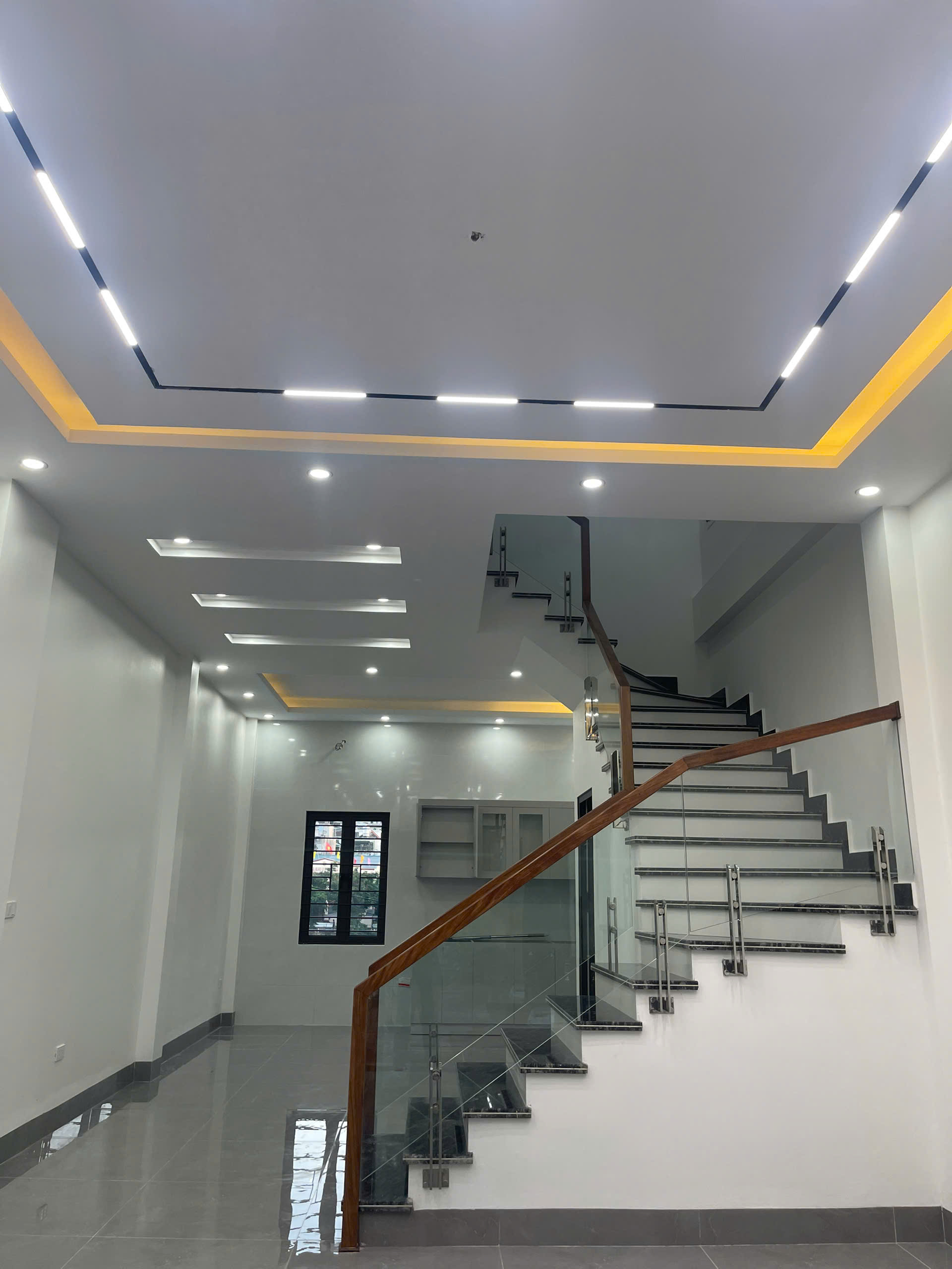 Bán Nhà 3.5 Tầng Moong Y Tế Hà Lầm. DT:58m2,MT:5m.Oto Tránh Nhau !!!