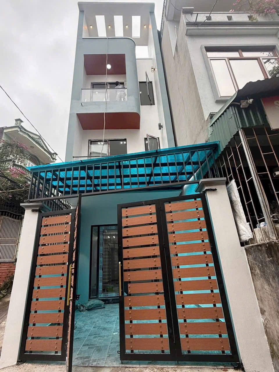 Bán Nhà Ô Góc 3 Tầng Ngõ 20 Cao Xanh. DT:80m2 Full Nội Thất !!!