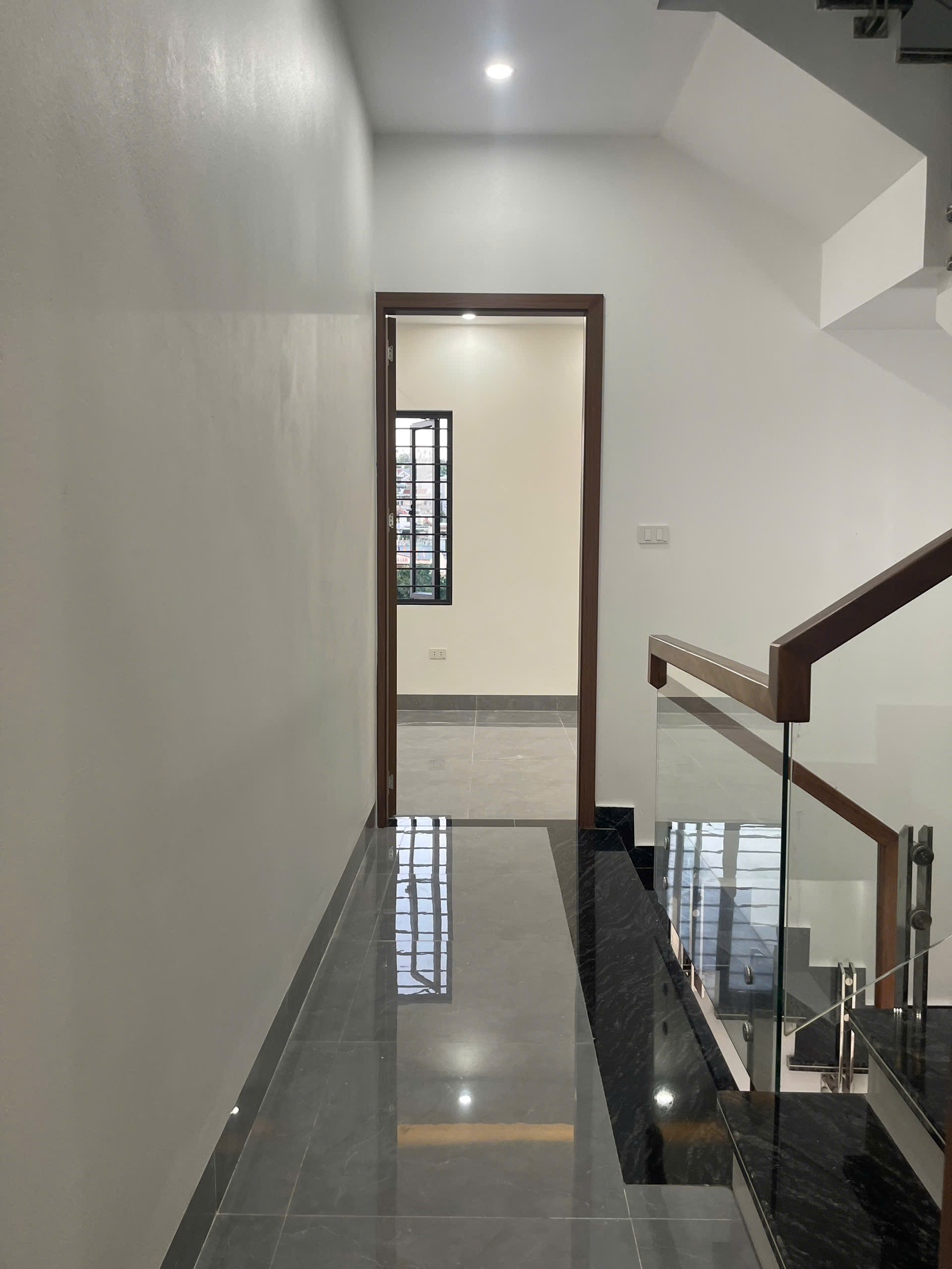 Bán Nhà 3.5 Tầng Moong Y Tế Hà Lầm. DT:58m2,MT:5m.Oto Tránh Nhau !!!