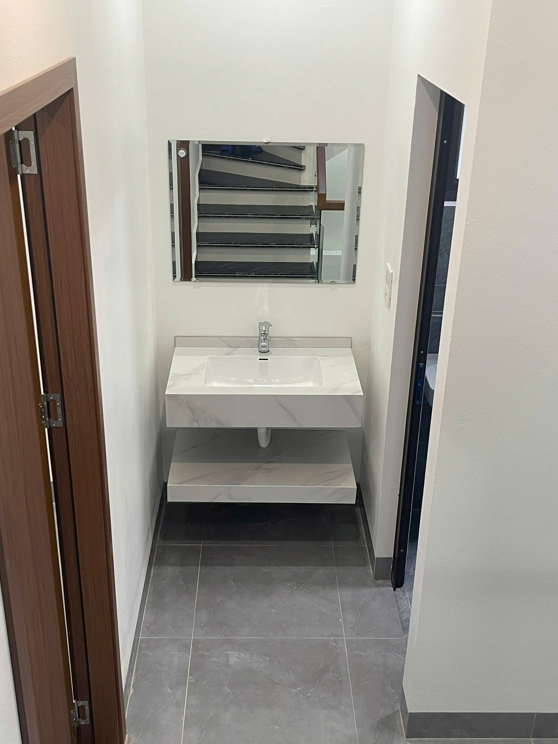 Bán Nhà 3.5 Tầng Moong Y Tế Hà Lầm. DT:58m2,MT:5m.Oto Tránh Nhau !!!