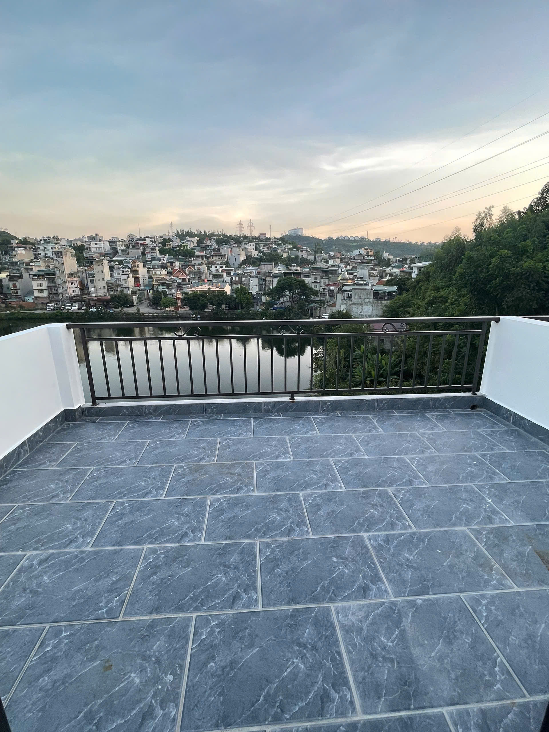 Bán Nhà 3.5 Tầng Moong Y Tế Hà Lầm. DT:58m2,MT:5m.Oto Tránh Nhau !!!