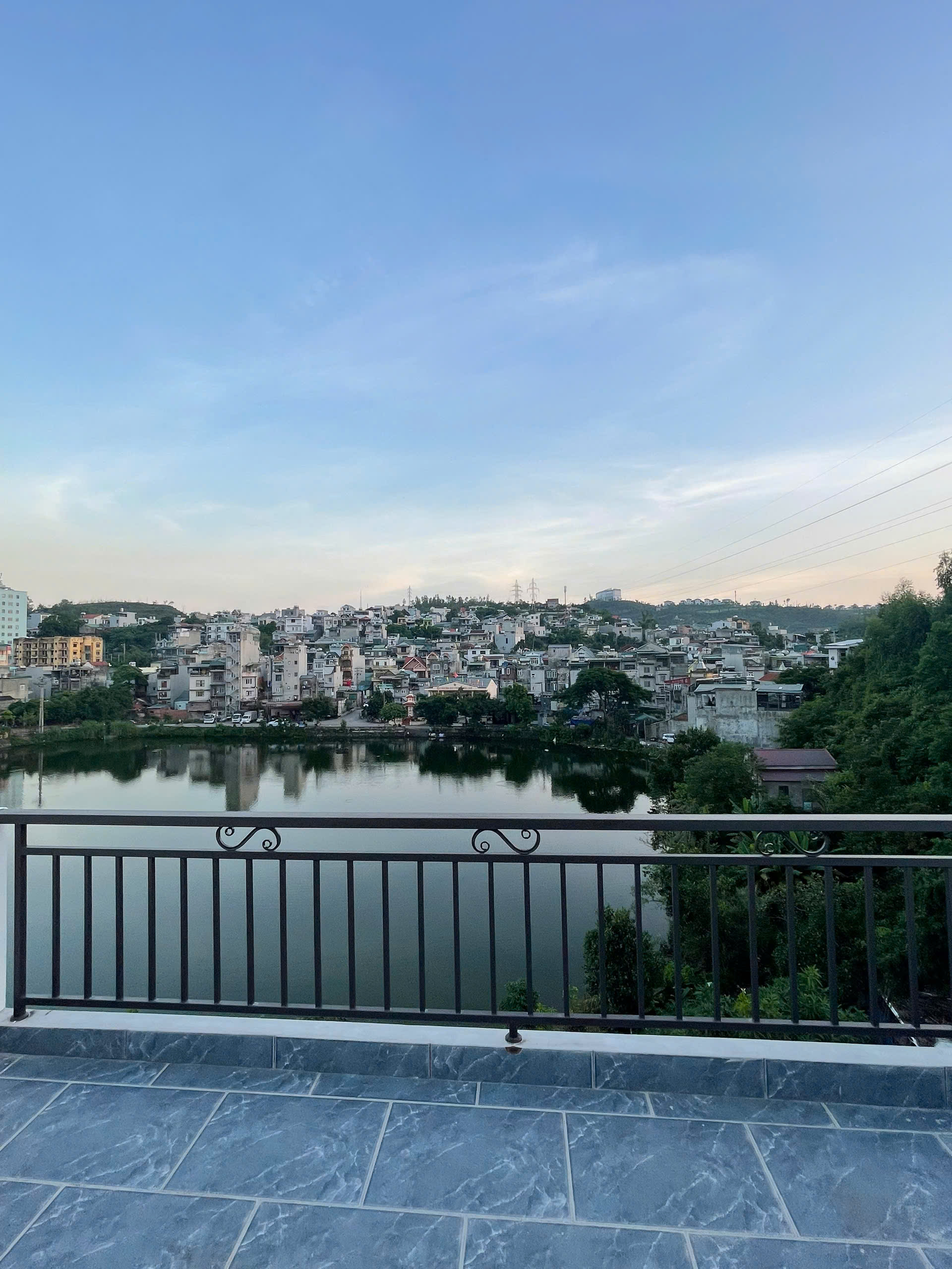 Bán Nhà 3.5 Tầng Moong Y Tế Hà Lầm. DT:58m2,MT:5m.Oto Tránh Nhau !!!