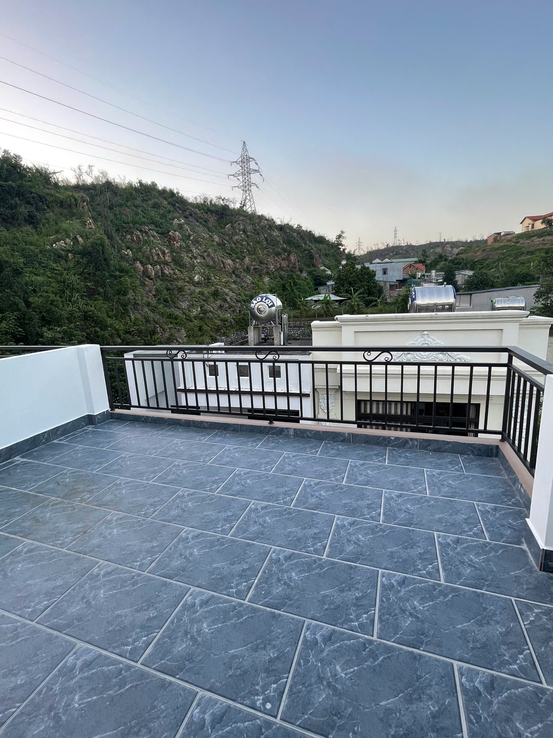 Bán Nhà 3.5 Tầng Moong Y Tế Hà Lầm. DT:58m2,MT:5m.Oto Tránh Nhau !!!