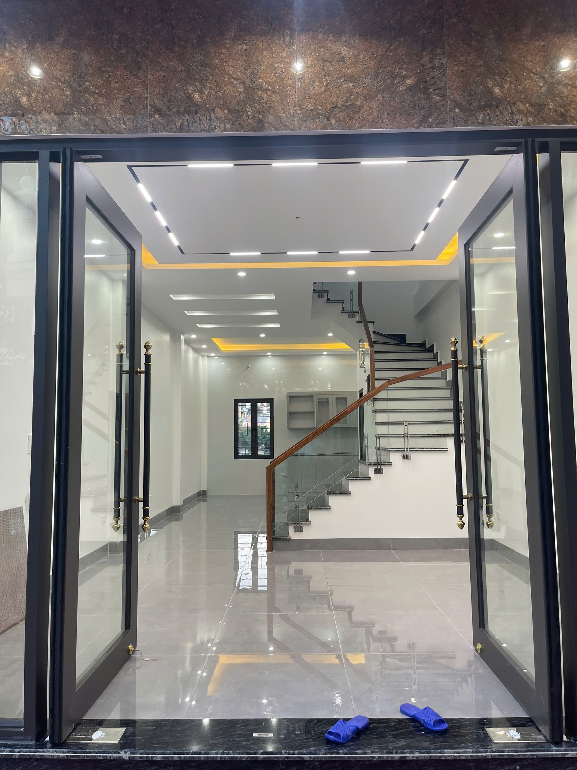 Bán Nhà 3.5 Tầng Moong Y Tế Hà Lầm. DT:58m2,MT:5m.Oto Tránh Nhau !!!