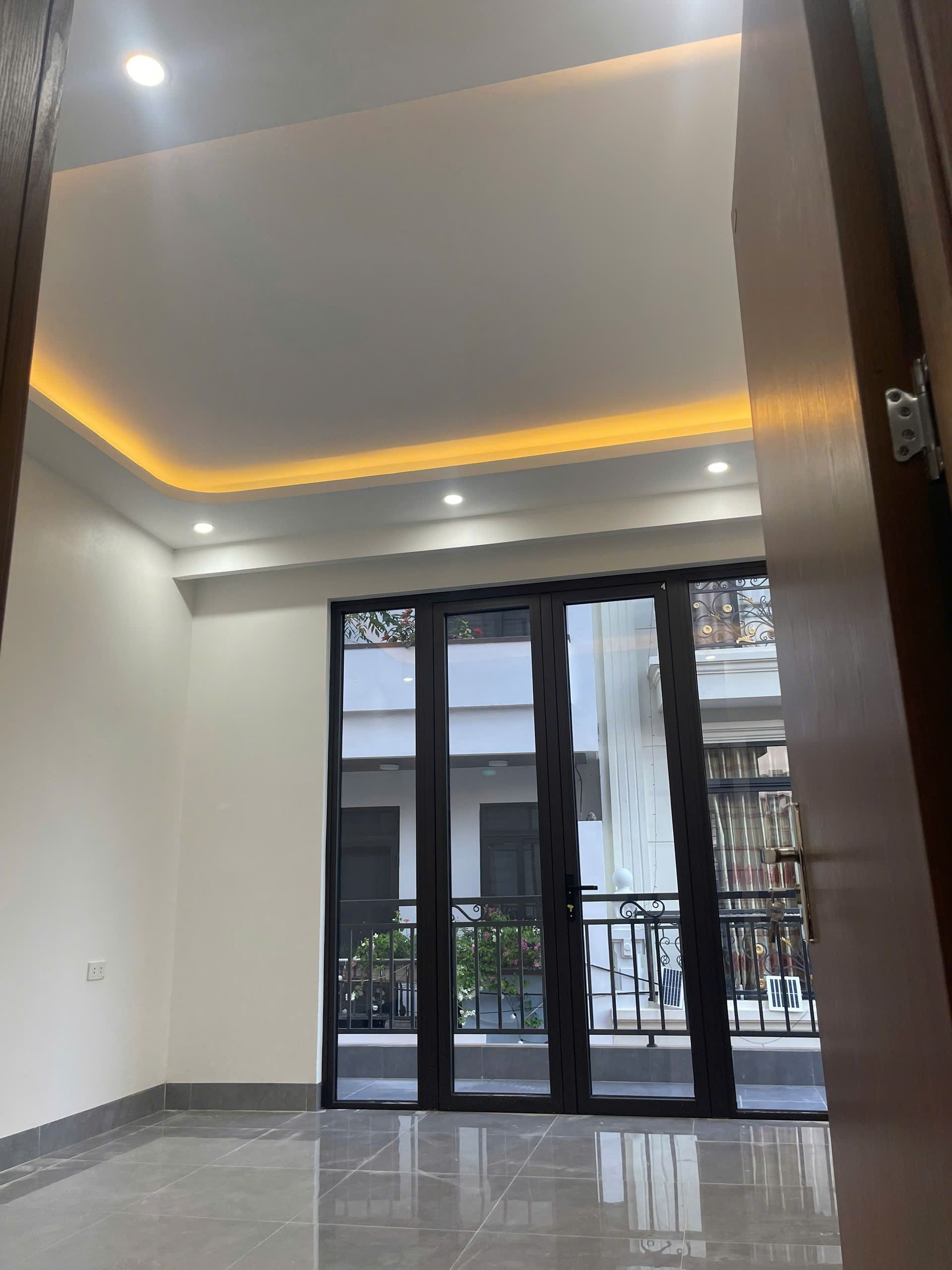 Bán Nhà 3.5 Tầng Moong Y Tế Hà Lầm. DT:58m2,MT:5m.Oto Tránh Nhau !!!