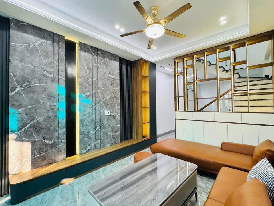 Bán Nhà 3 Tầng Ô Góc Ngõ 20 Cao Xanh. DT:80m2 Oto Tận Cửa !!!