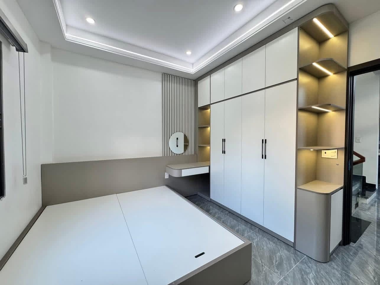 Bán Nhà 3 Tầng Ô Góc Ngõ 20 Cao Xanh. DT:80m2 Oto Tận Cửa !!!