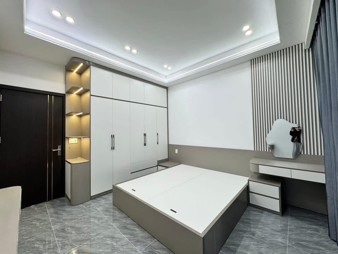 Bán Nhà 3 Tầng Ô Góc Ngõ 20 Cao Xanh. DT:80m2 Oto Tận Cửa !!!