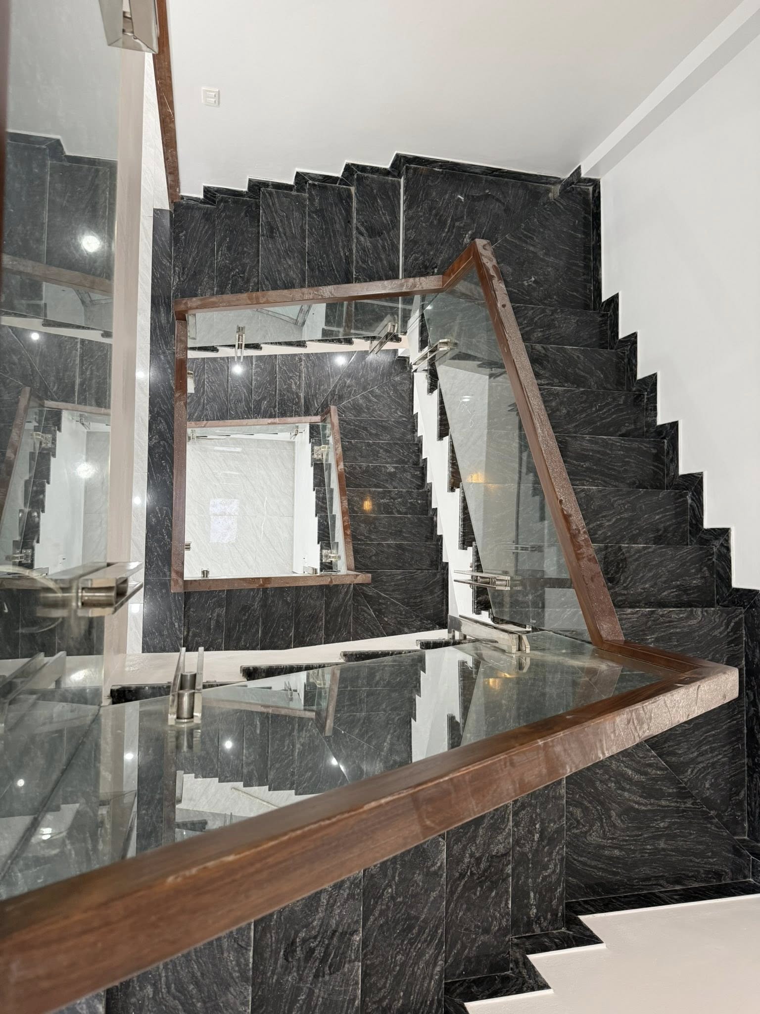 Bán Nhà 4 Tầng Giáp Lideco Giai Đoạn 2. DT: 52.5m2,MT:5m. Hướng : Tây !!!