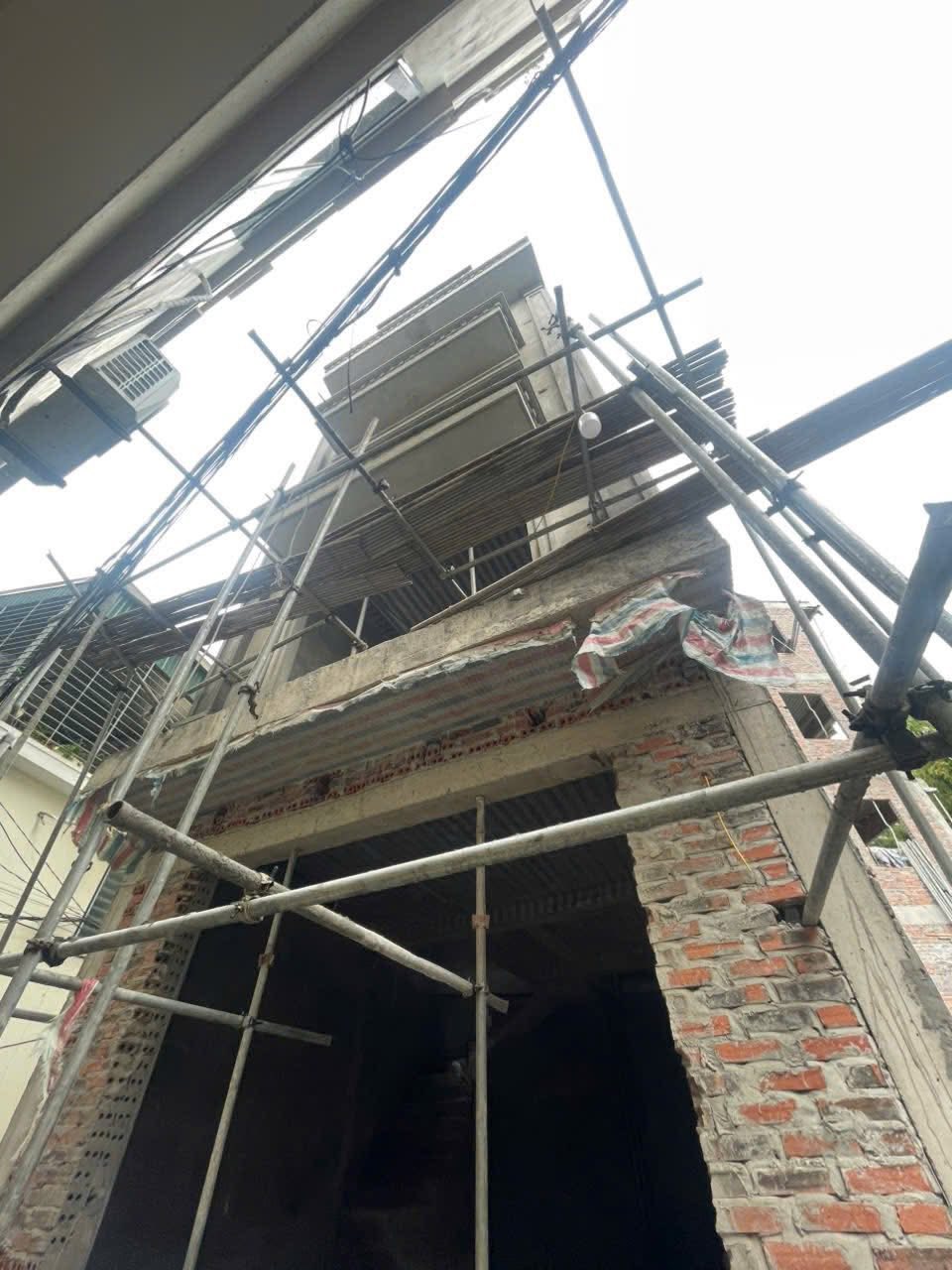 Bán Nhà 4 Tầng Ngõ 4 Nguyễn Văn Cừ. DT:52.6m2 Oto nhỏ đỗ cửa !!!